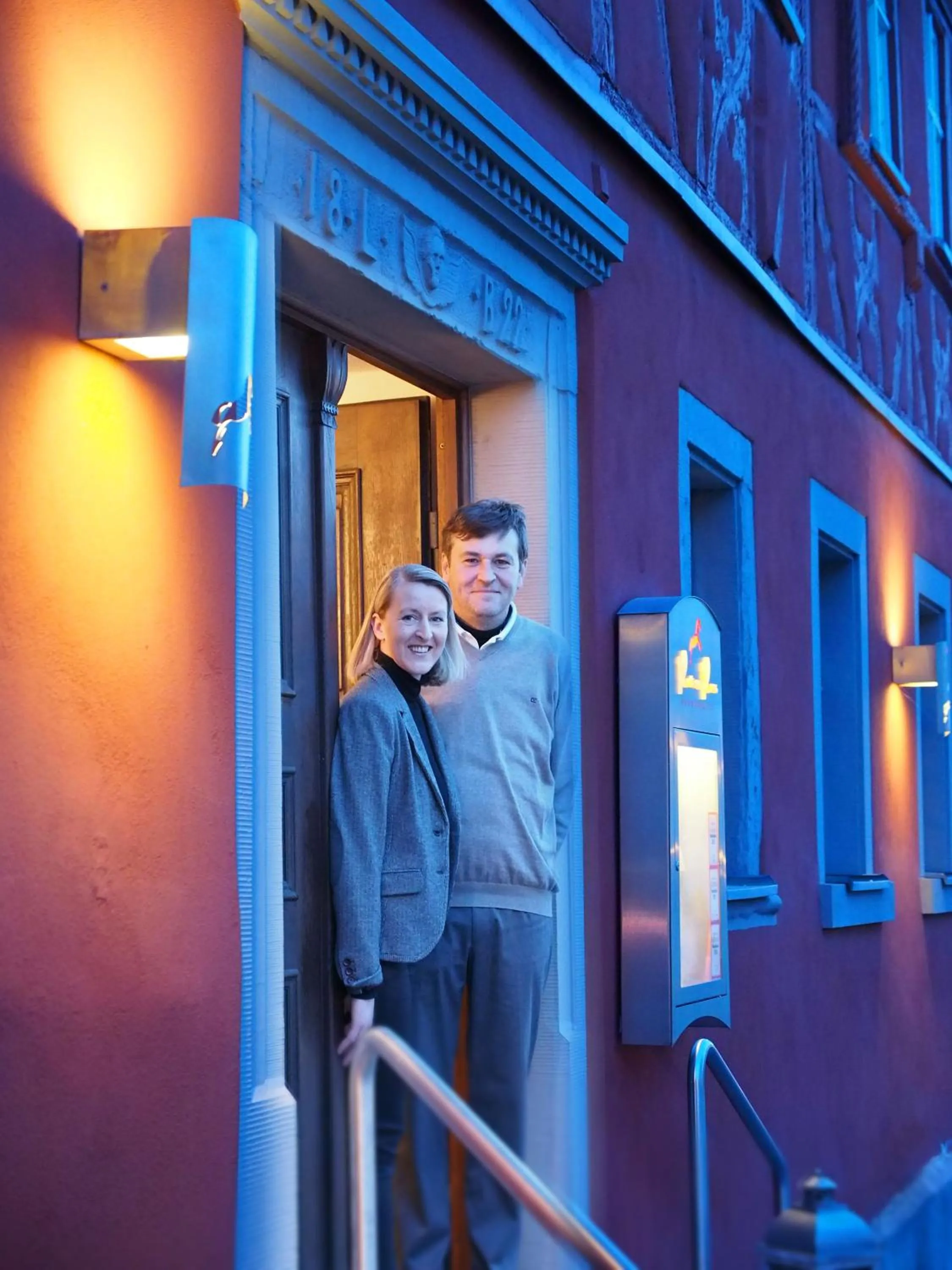 People in Rotes Ross Marktbergel