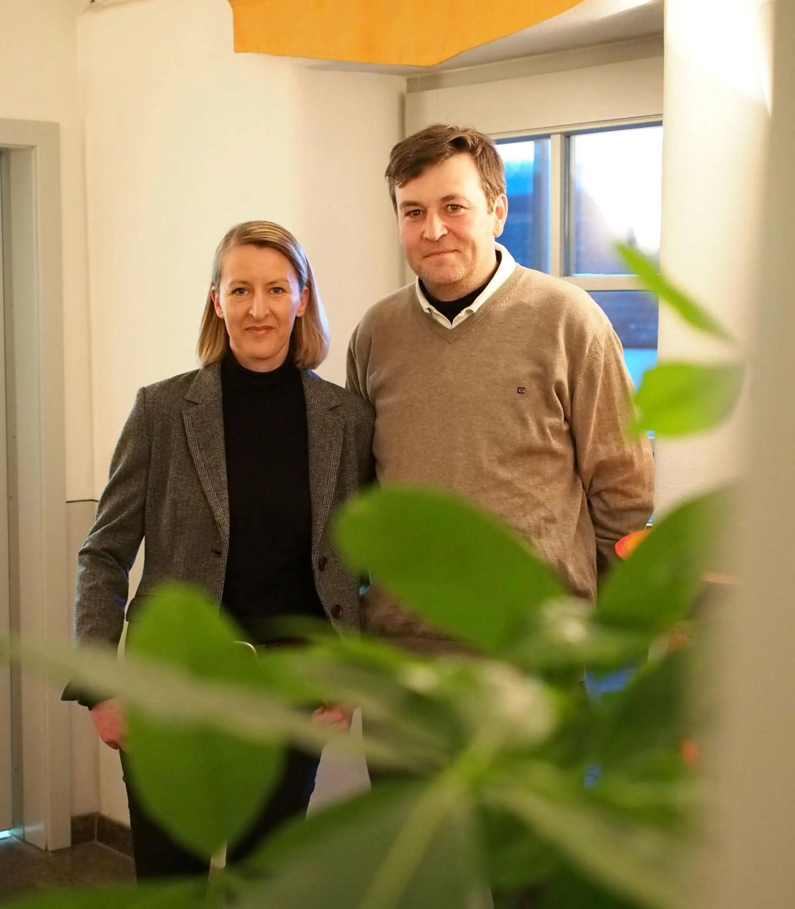 People in Rotes Ross Marktbergel