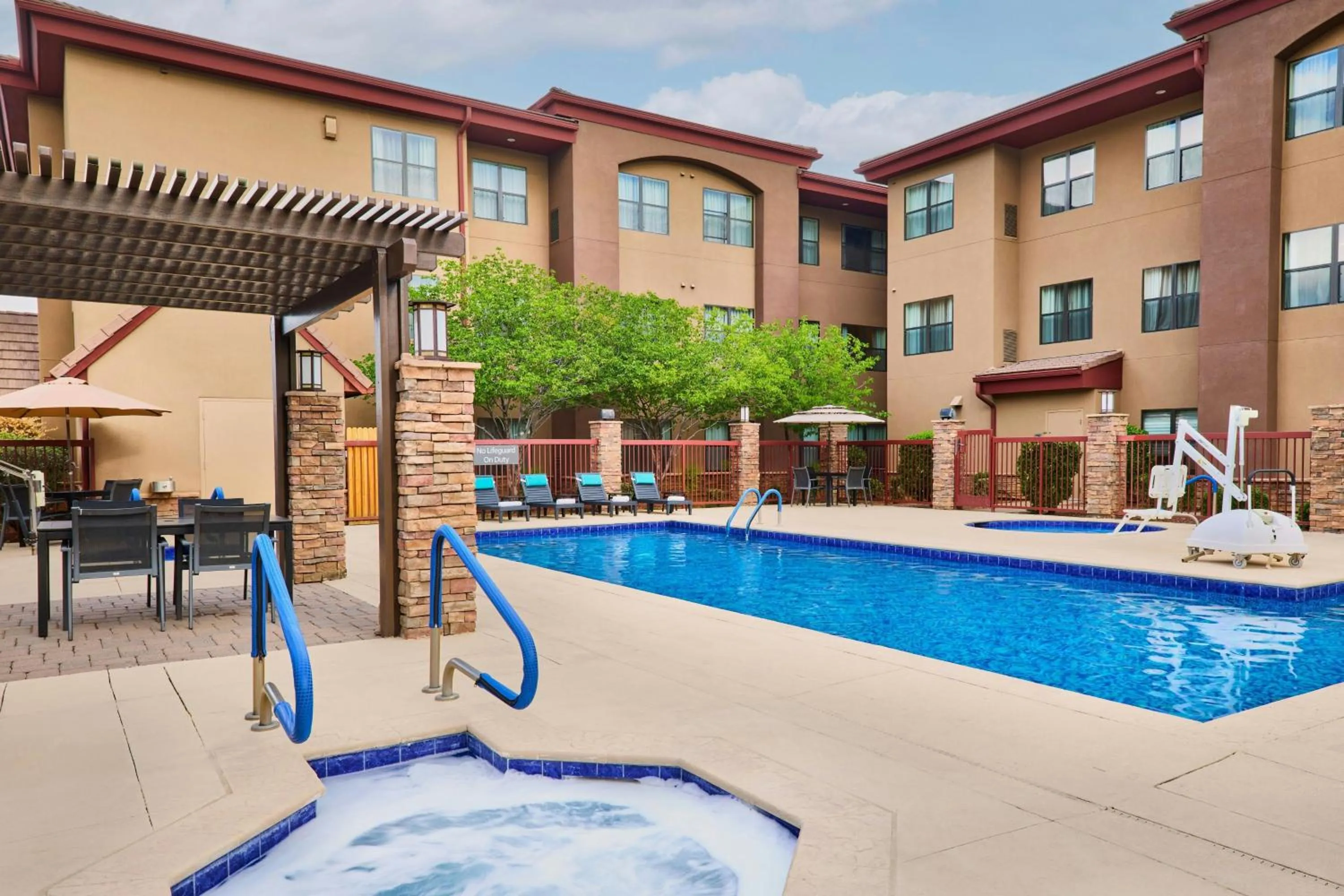 Swimming pool in Residence Inn Prescott