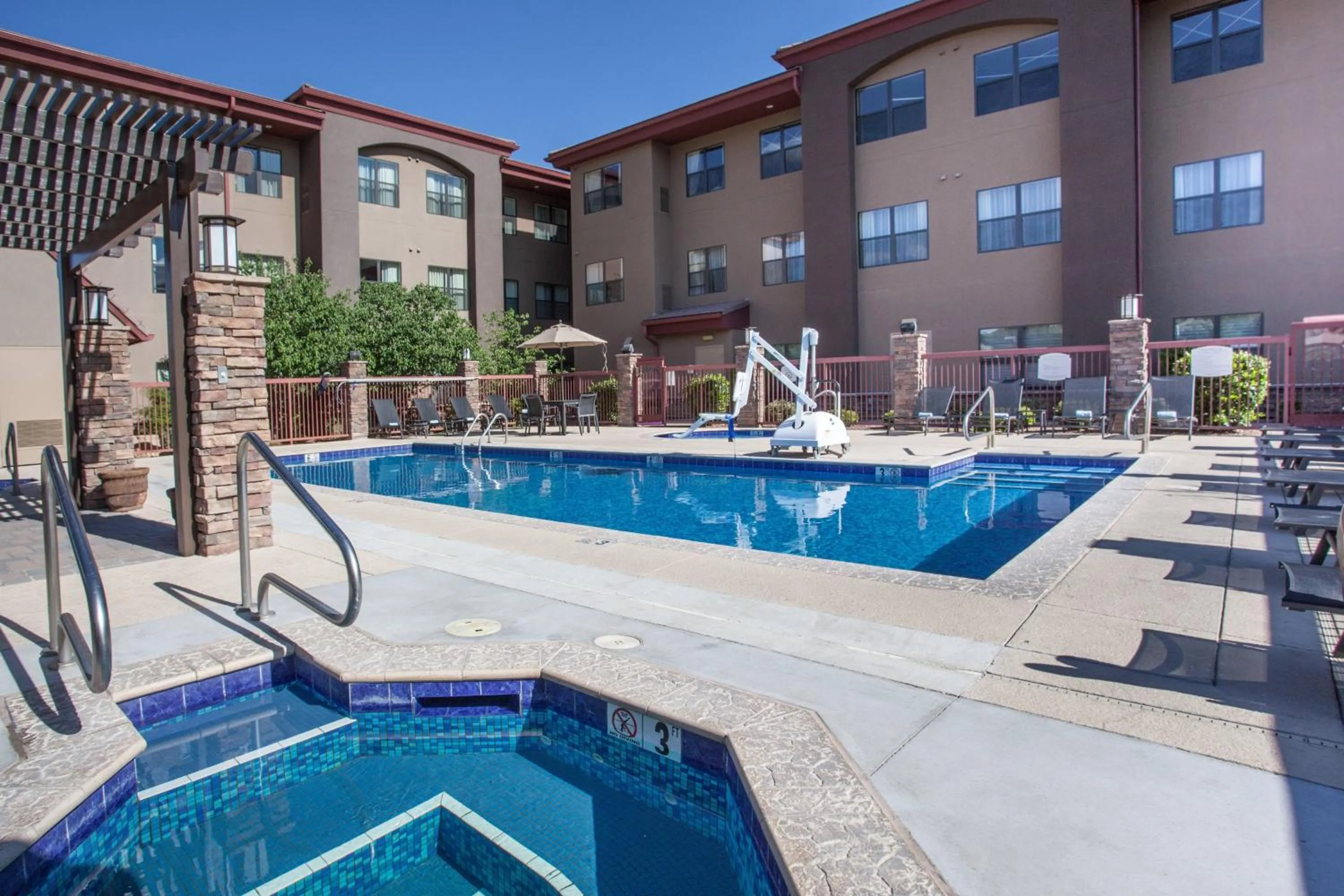 Swimming pool in Residence Inn Prescott