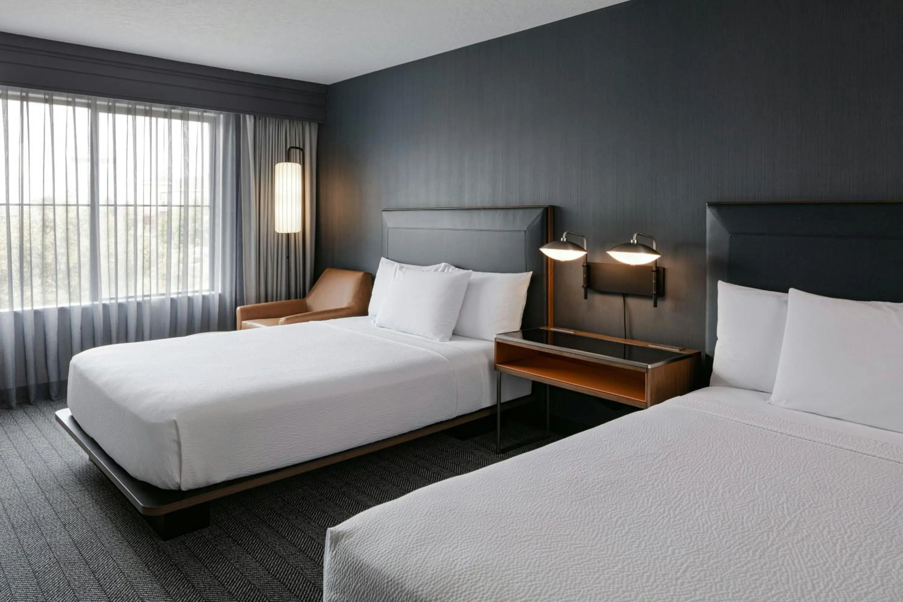 Photo of the whole room, Bed in Courtyard Richland Columbia Point