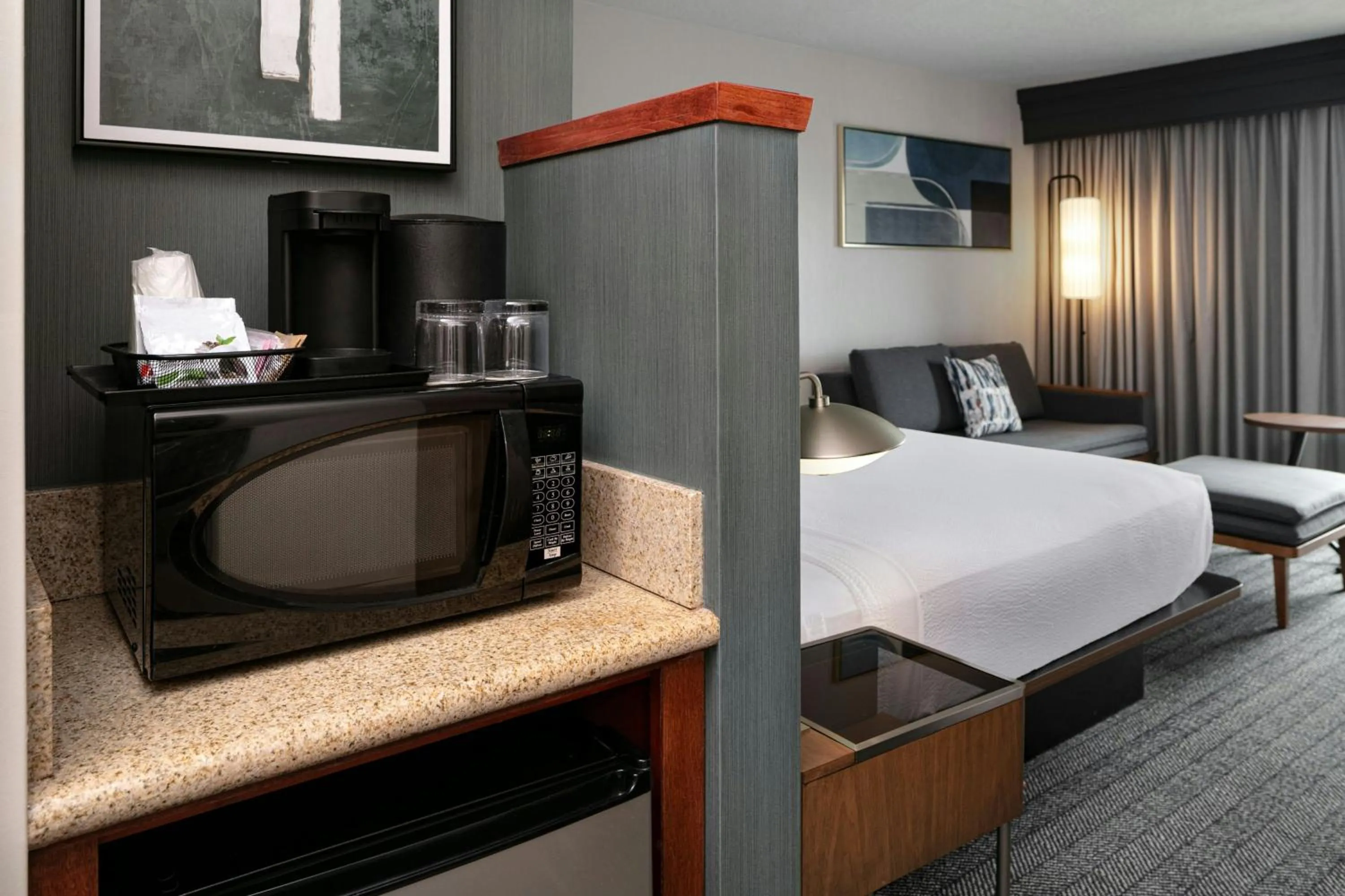 Photo of the whole room, Bed in Courtyard Richland Columbia Point