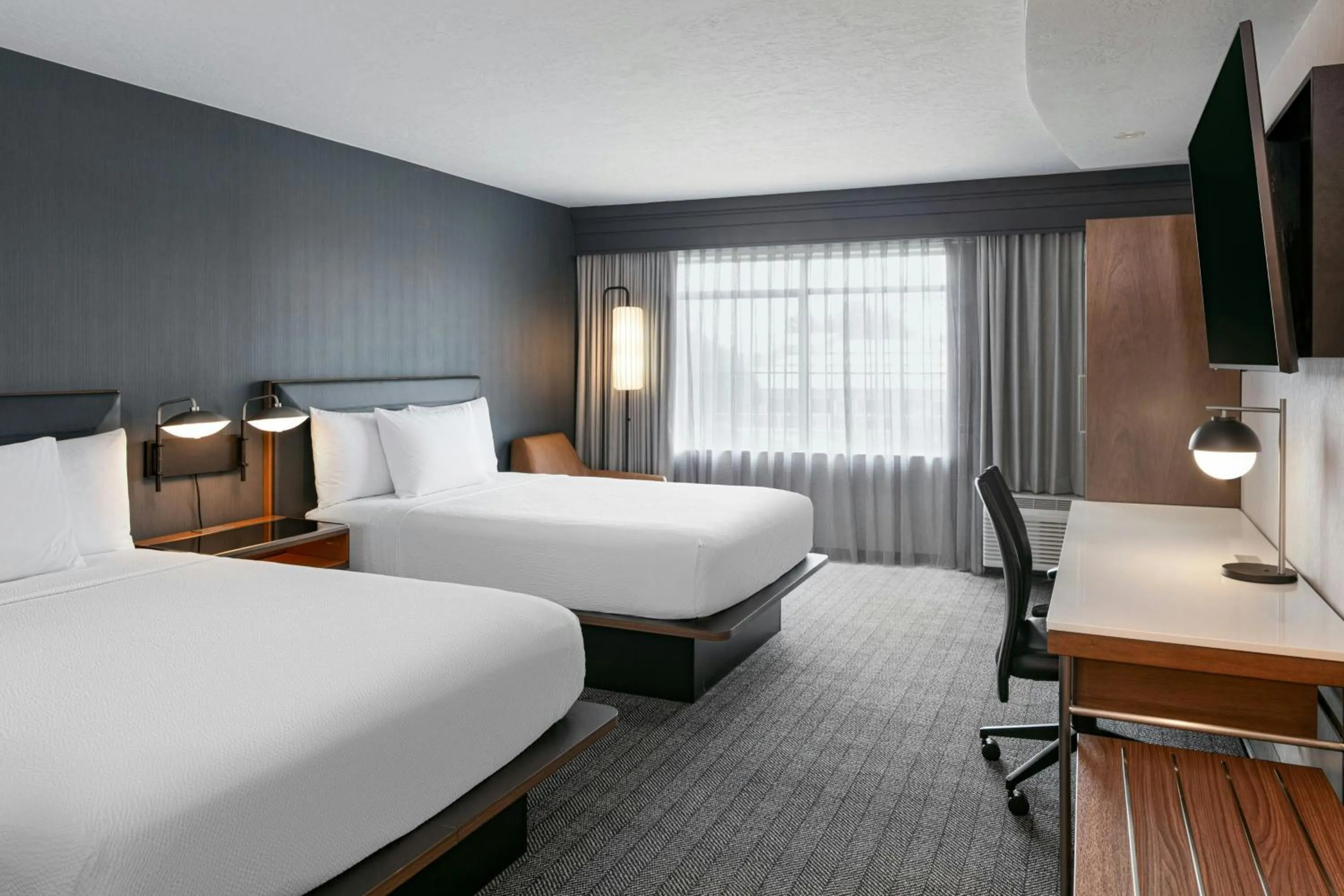 Photo of the whole room, Bed in Courtyard Richland Columbia Point