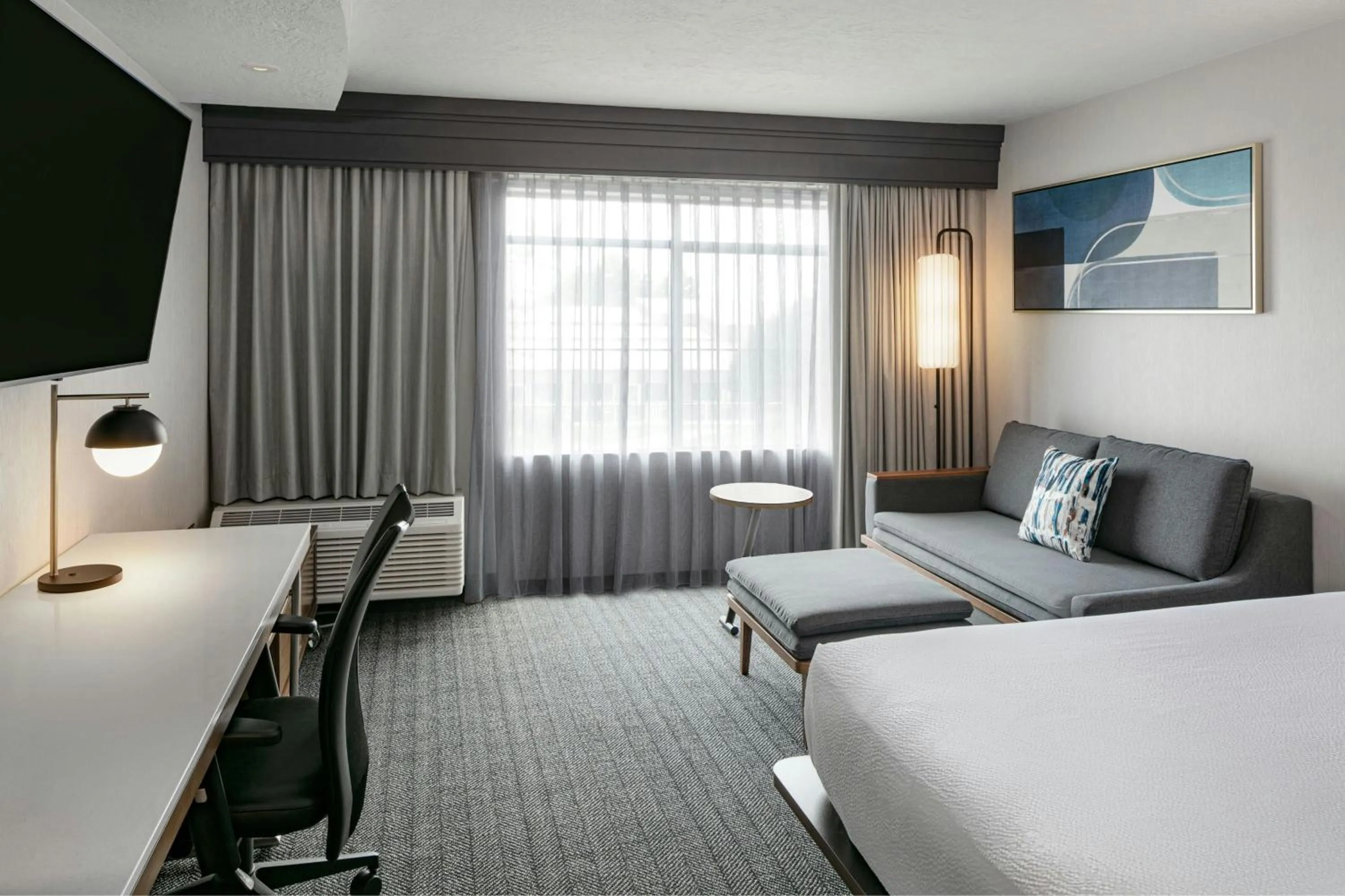 Photo of the whole room, Bed in Courtyard Richland Columbia Point