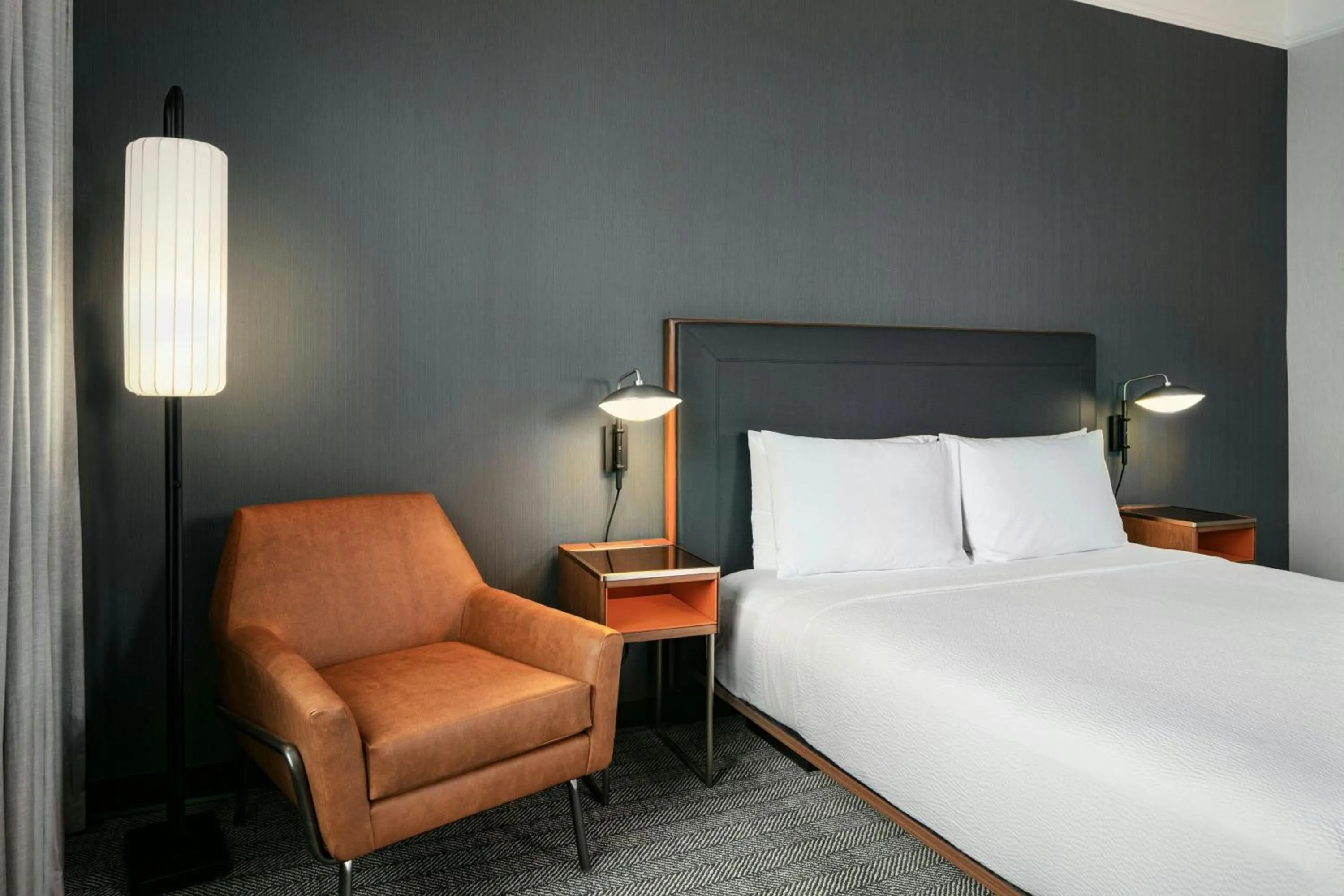 Photo of the whole room, Bed in Courtyard Richland Columbia Point