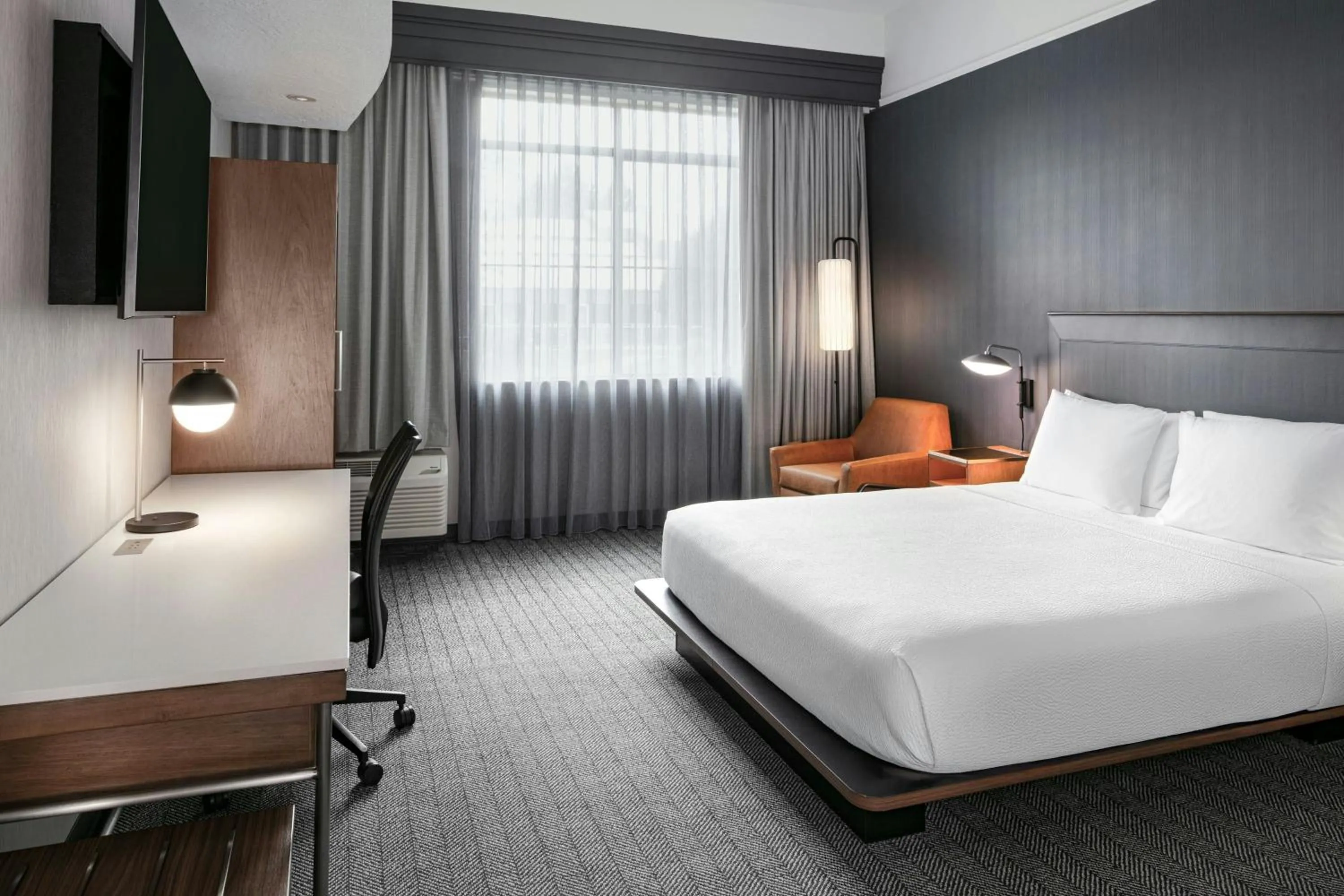 Photo of the whole room, Bed in Courtyard Richland Columbia Point