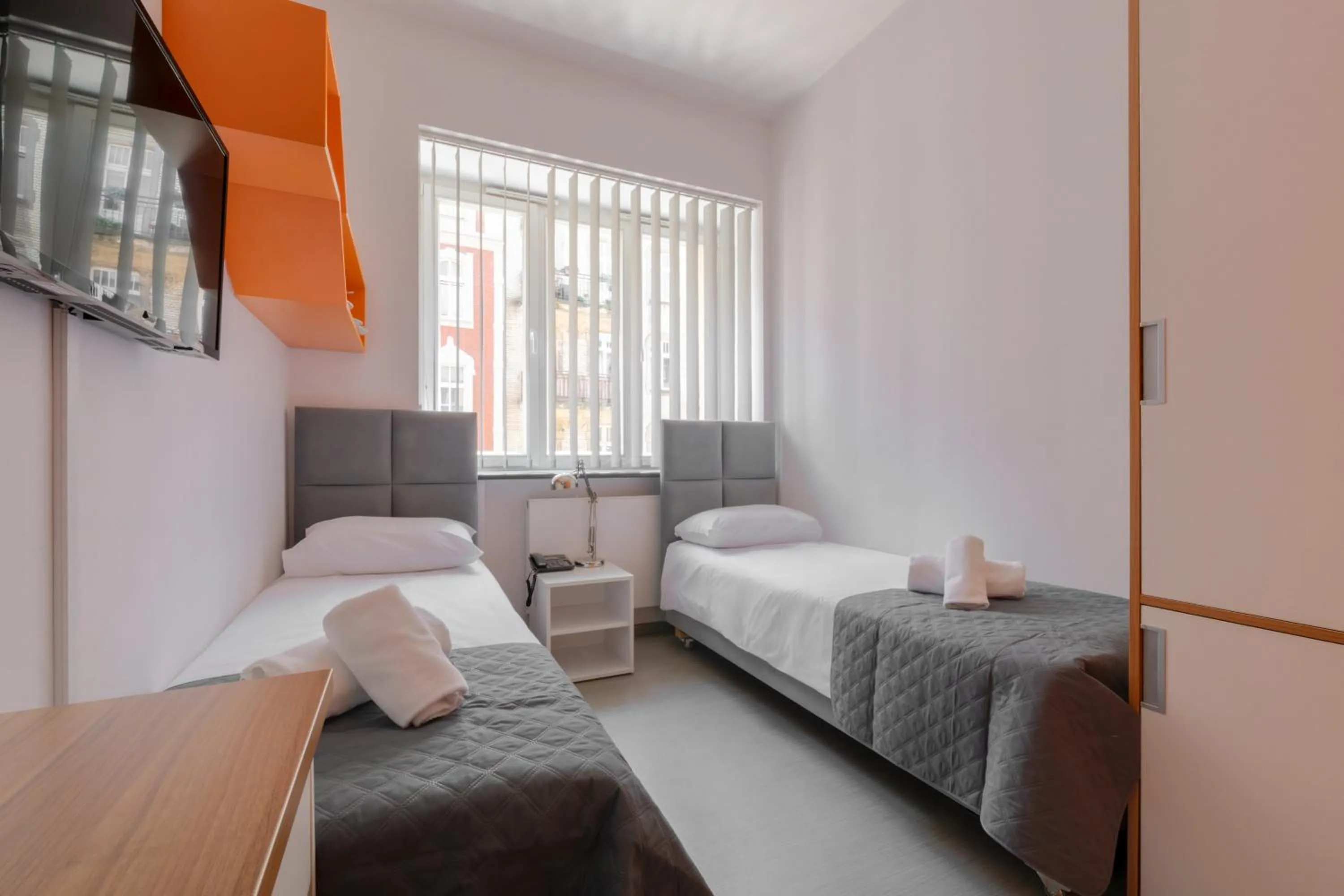 Photo of the whole room, Bed in Esperanto Home