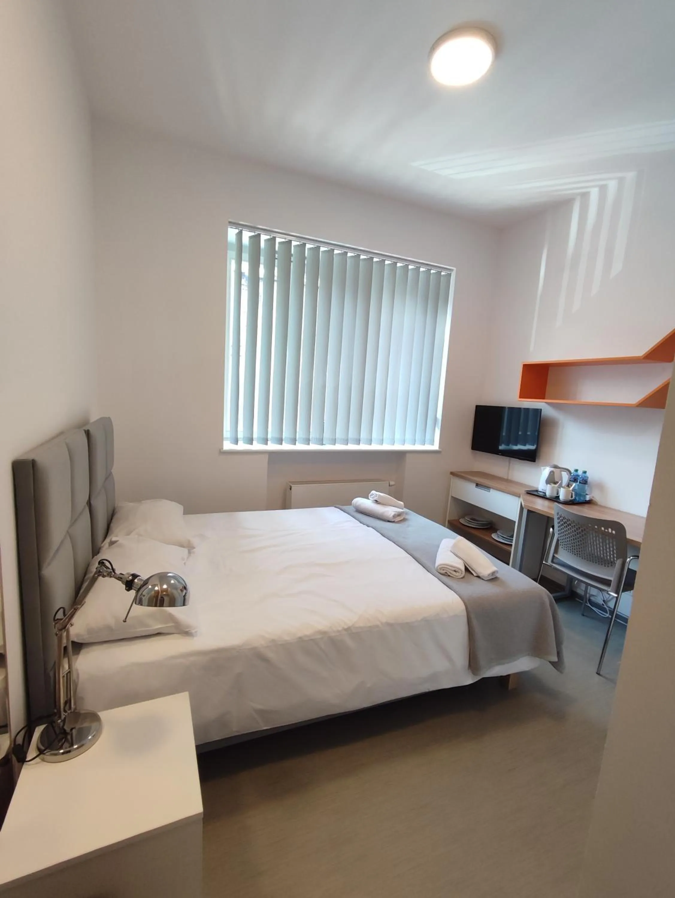 Photo of the whole room, Bed in Esperanto Home