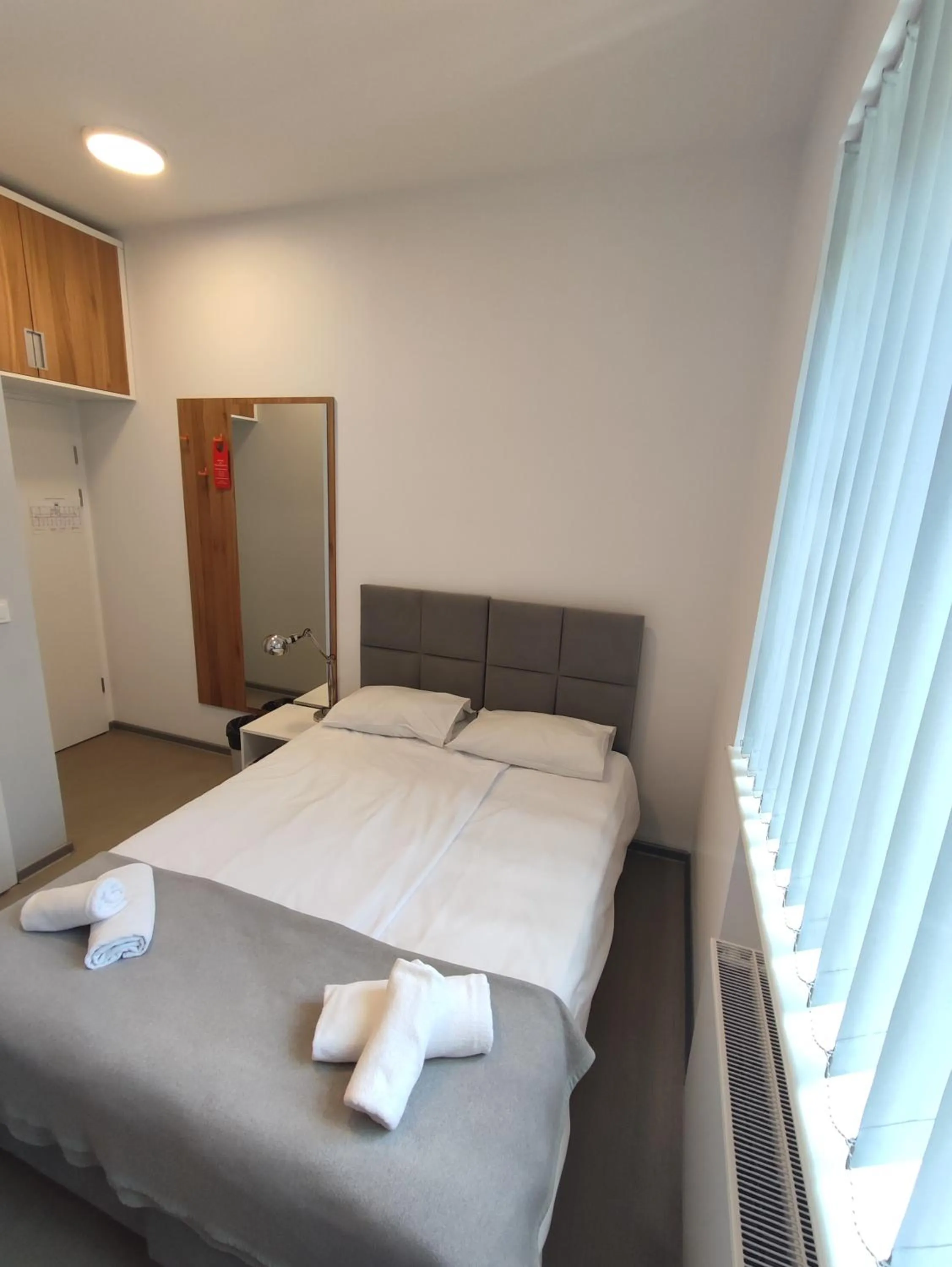 Photo of the whole room, Bed in Esperanto Home