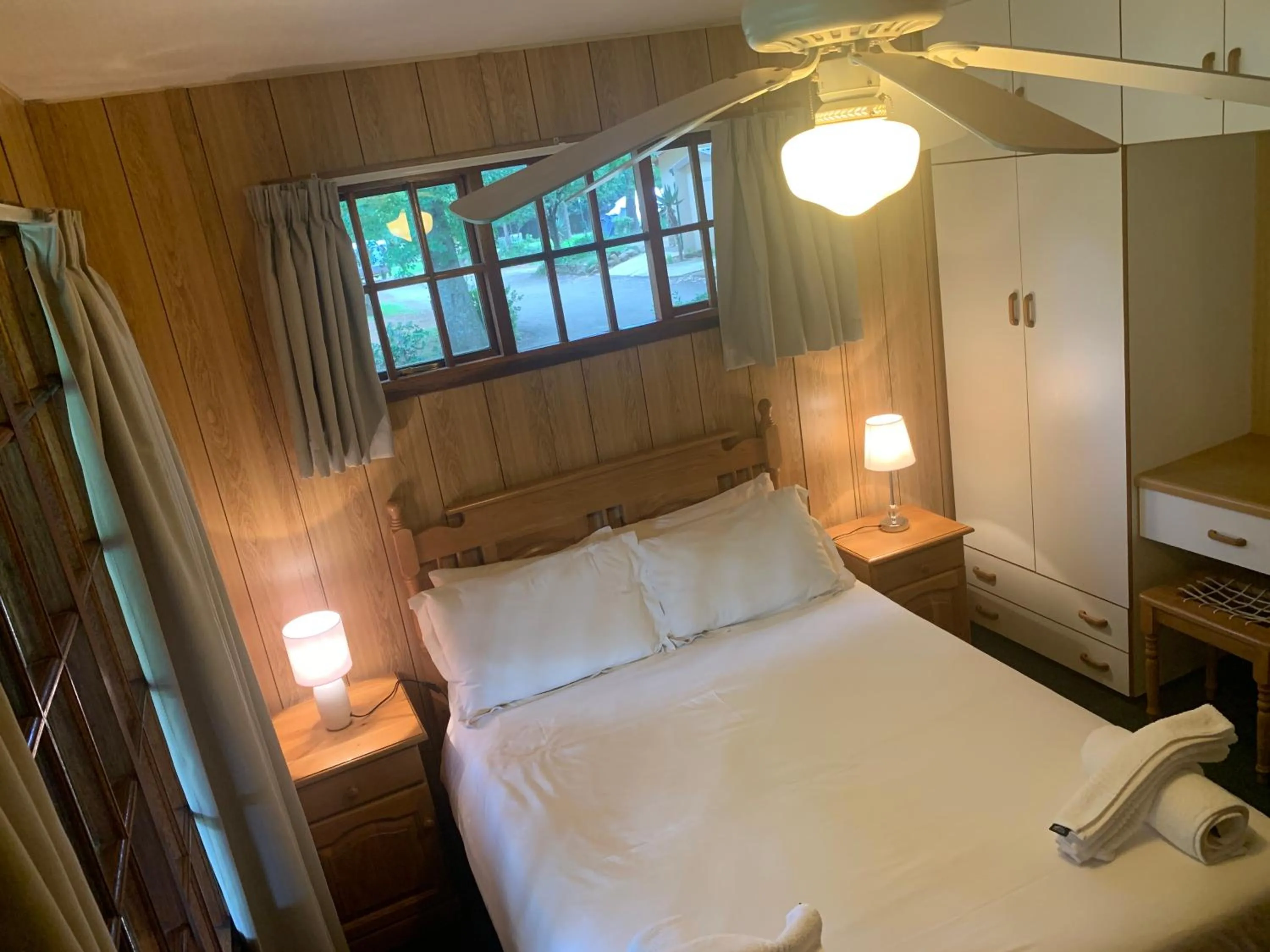 Bedroom, Bed in Dragon Peaks Mountain Resort