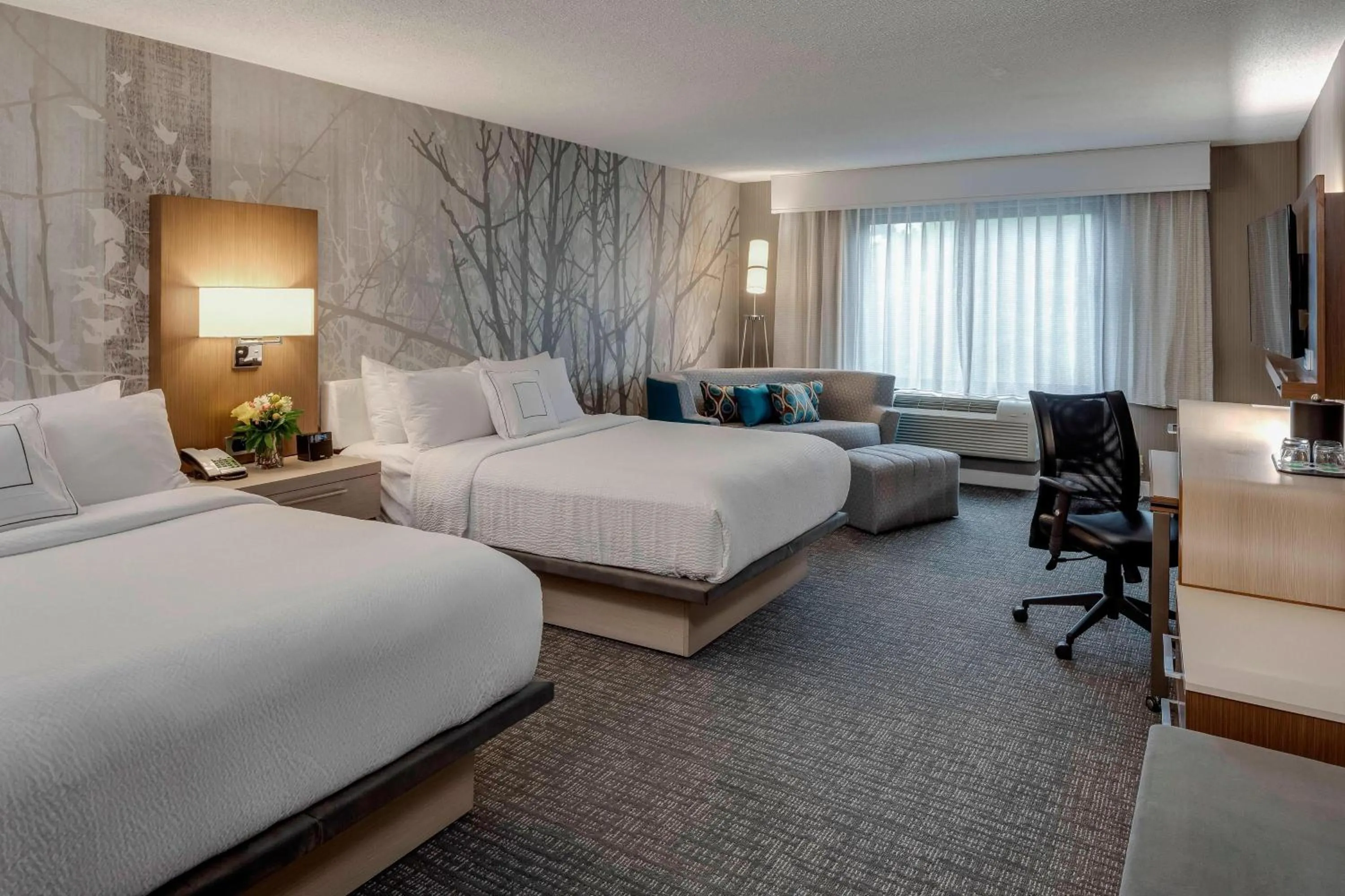 Photo of the whole room, Bed in Courtyard by Marriott Portsmouth