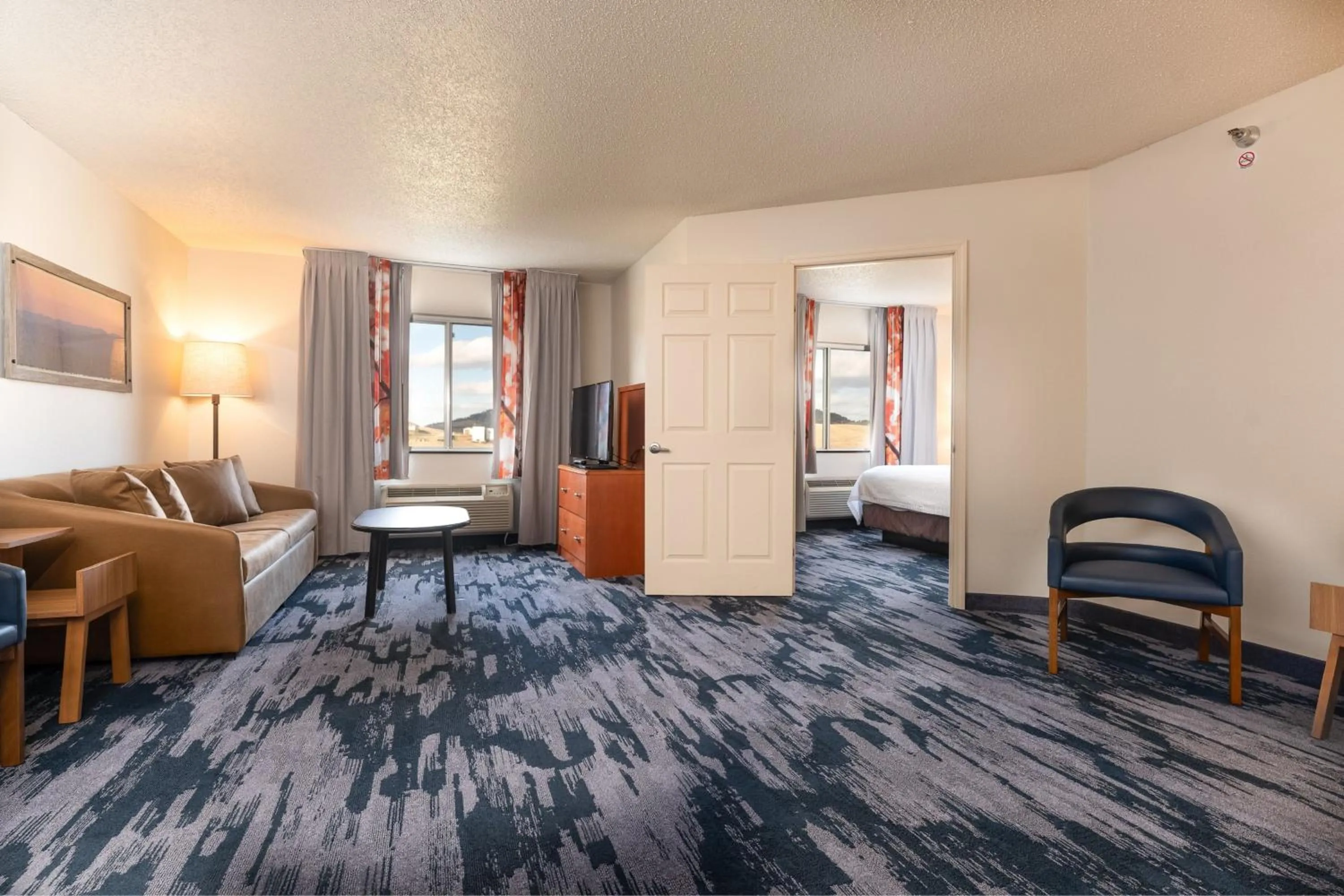 Living room, Bed in Fairfield Inn & Suites by Marriott Spearfish
