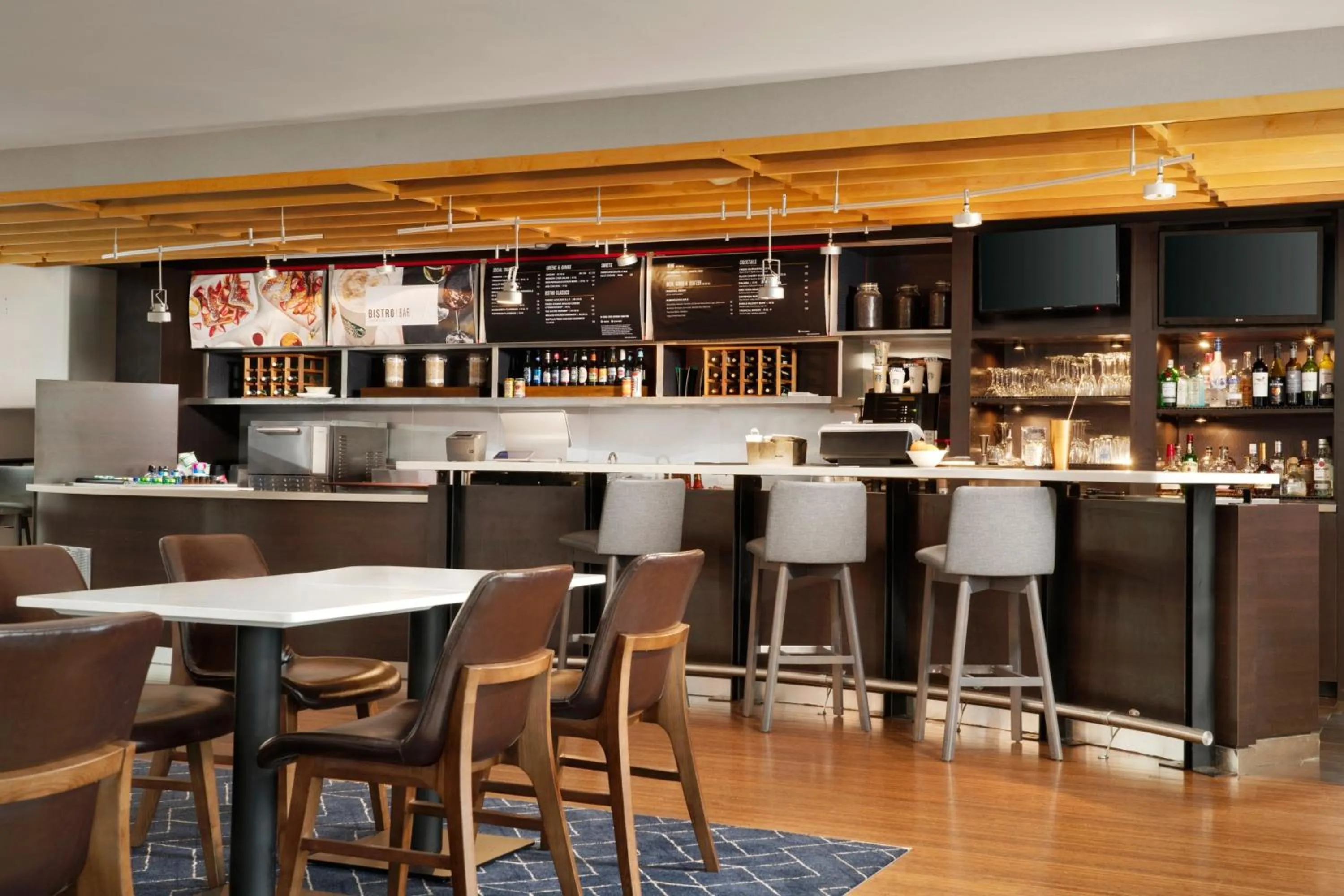 Restaurant/places to eat in Courtyard Richmond North/Glen Allen