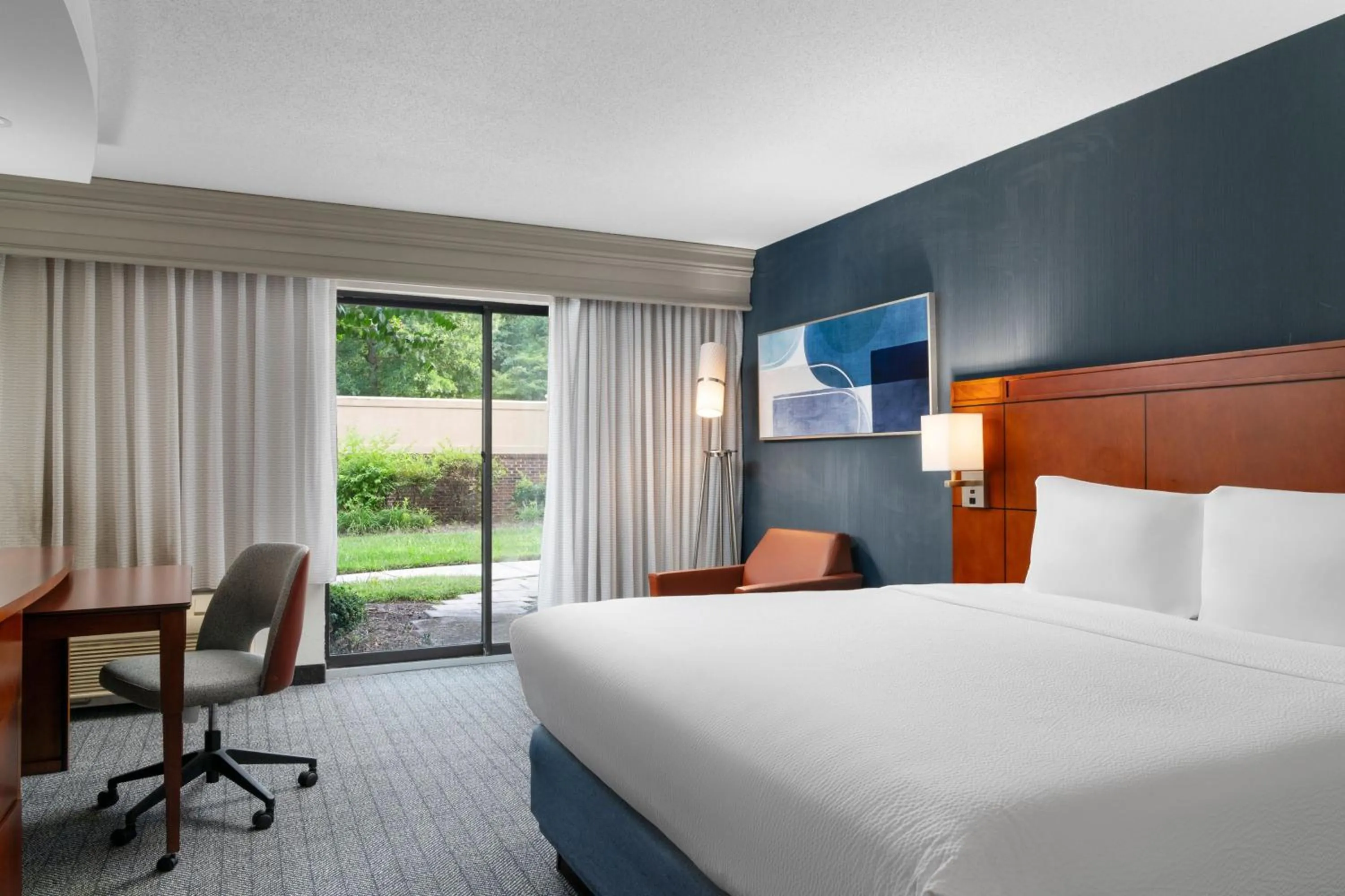 Photo of the whole room, Bed in Courtyard Richmond North/Glen Allen