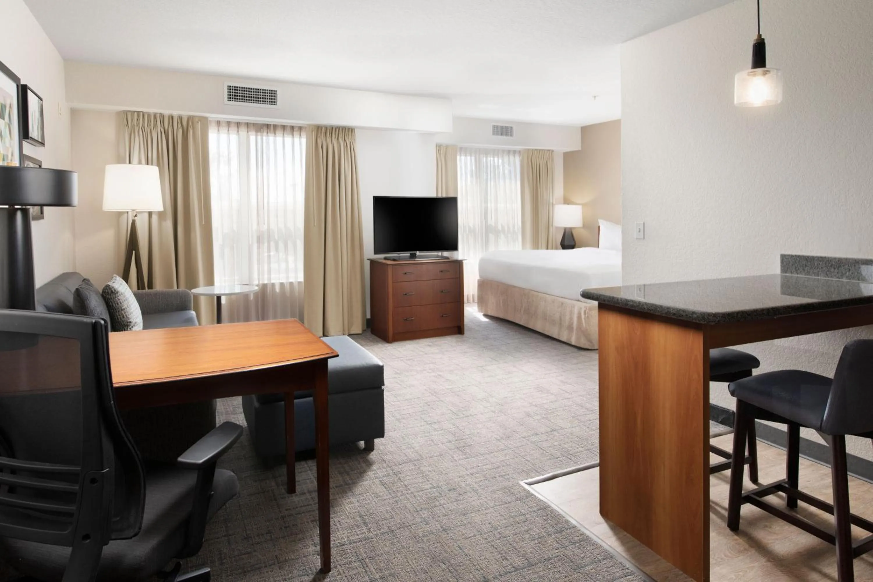 Communal lounge/ TV room in Residence Inn by Marriott Rogers