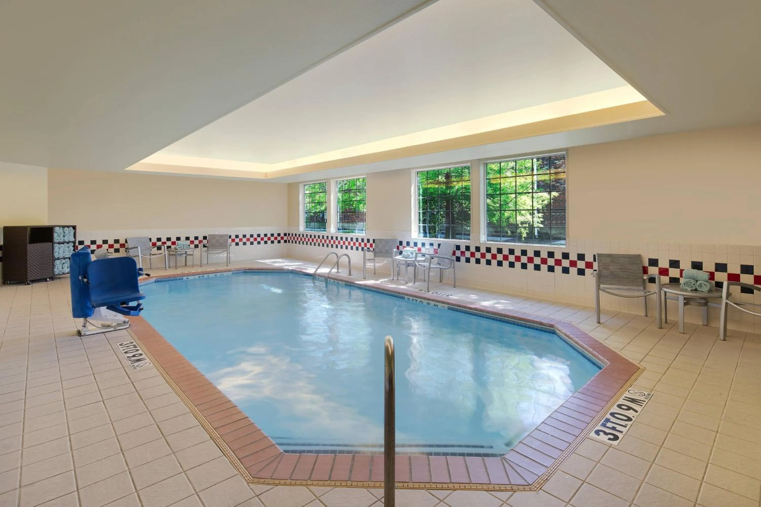Swimming pool in TownePlace Suites by Marriott Bentonville Rogers