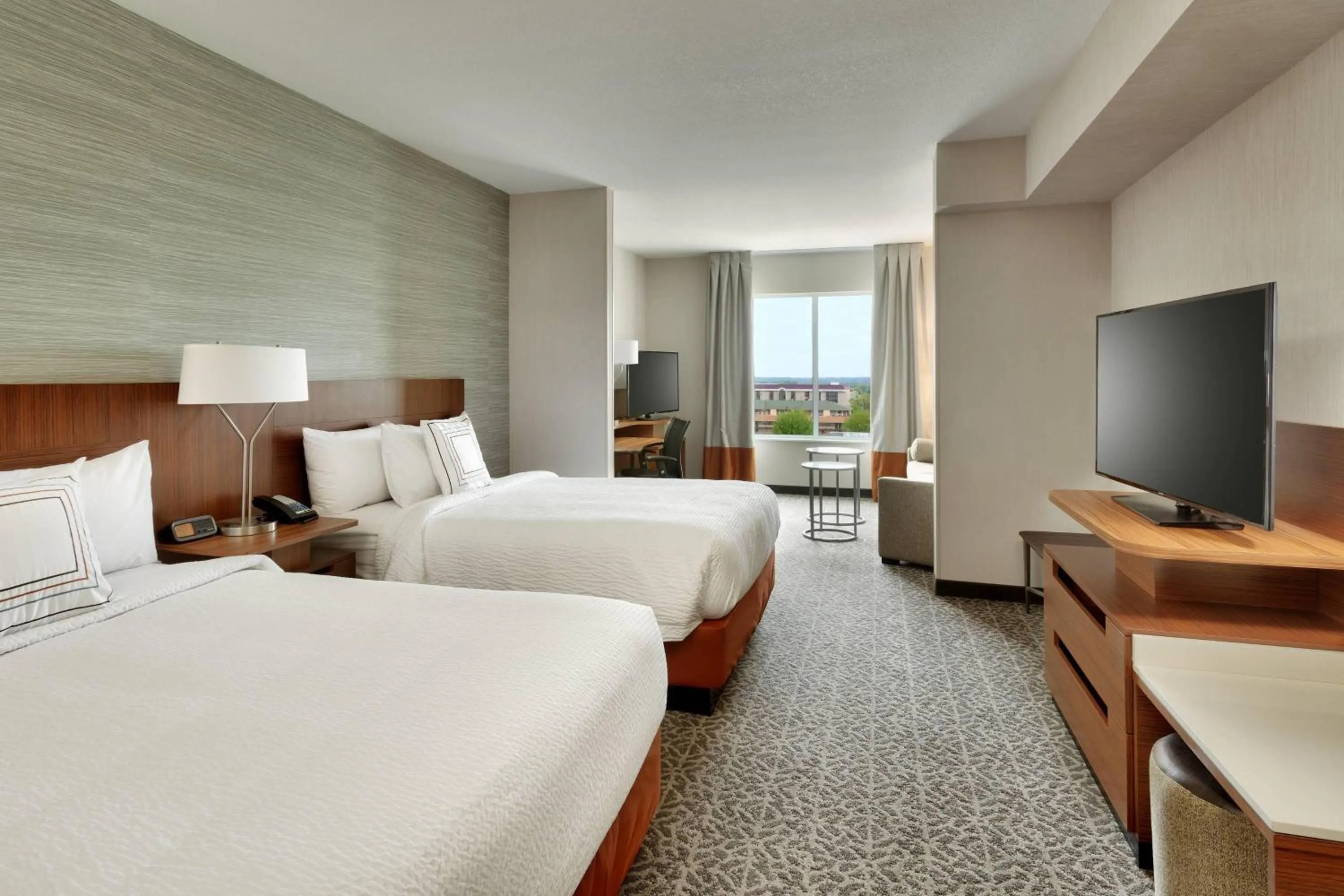 Photo of the whole room, Bed in Fairfield Inn & Suites by Marriott Springfield North