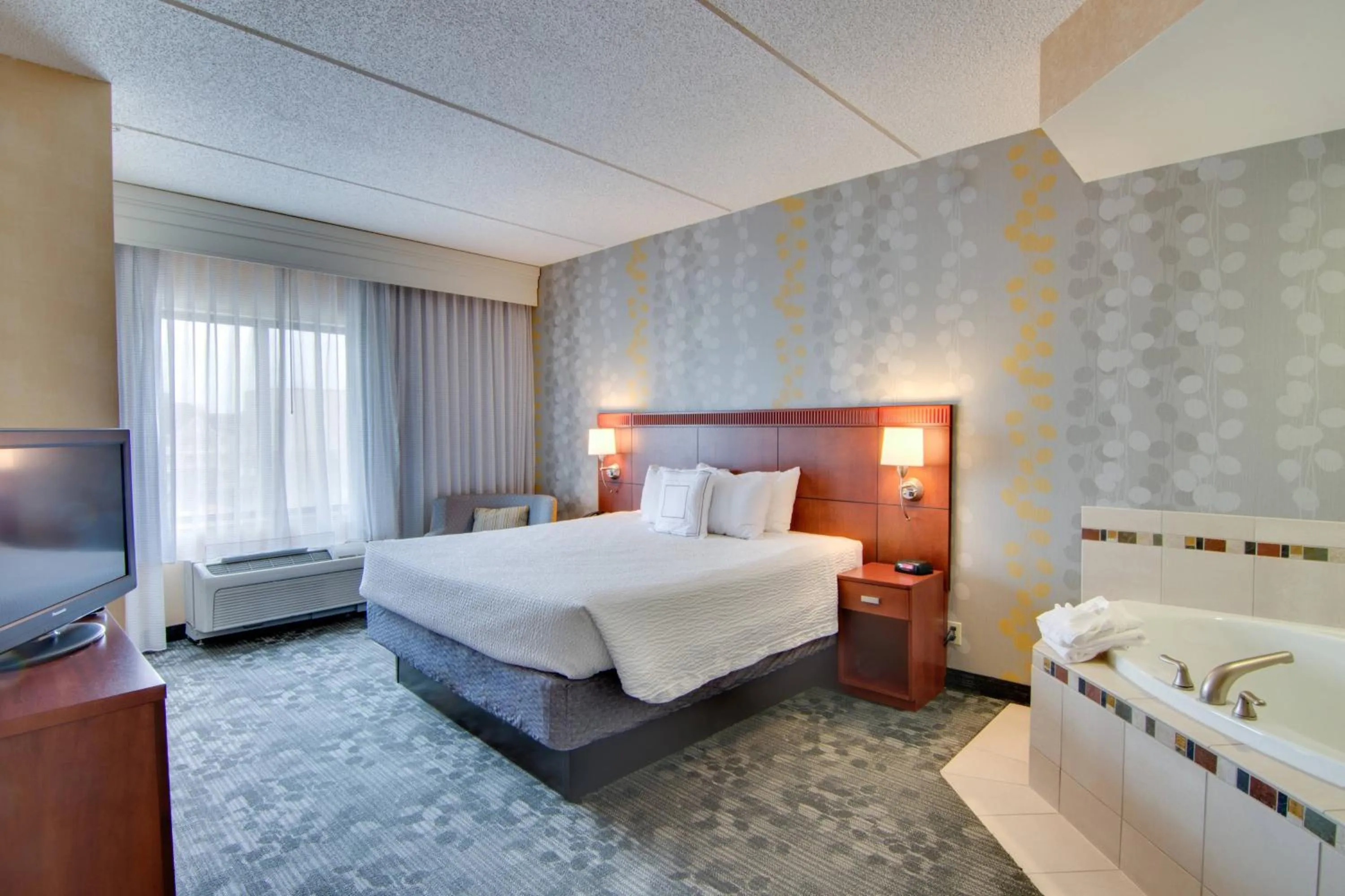 Swimming pool, Bed in Courtyard Rochester Mayo Clinic Area/Saint Marys