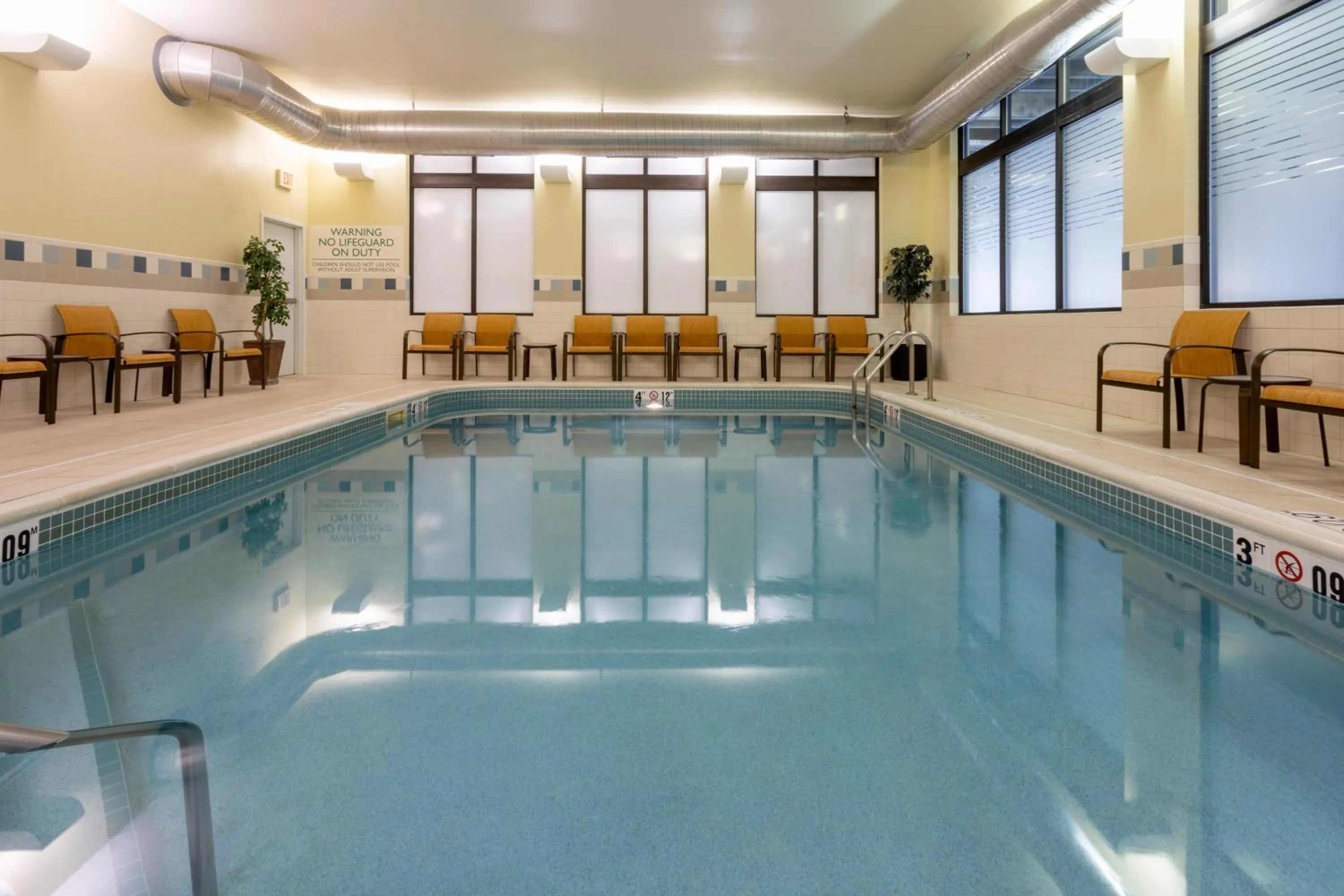Swimming pool in Courtyard Rochester Mayo Clinic Area/Saint Marys