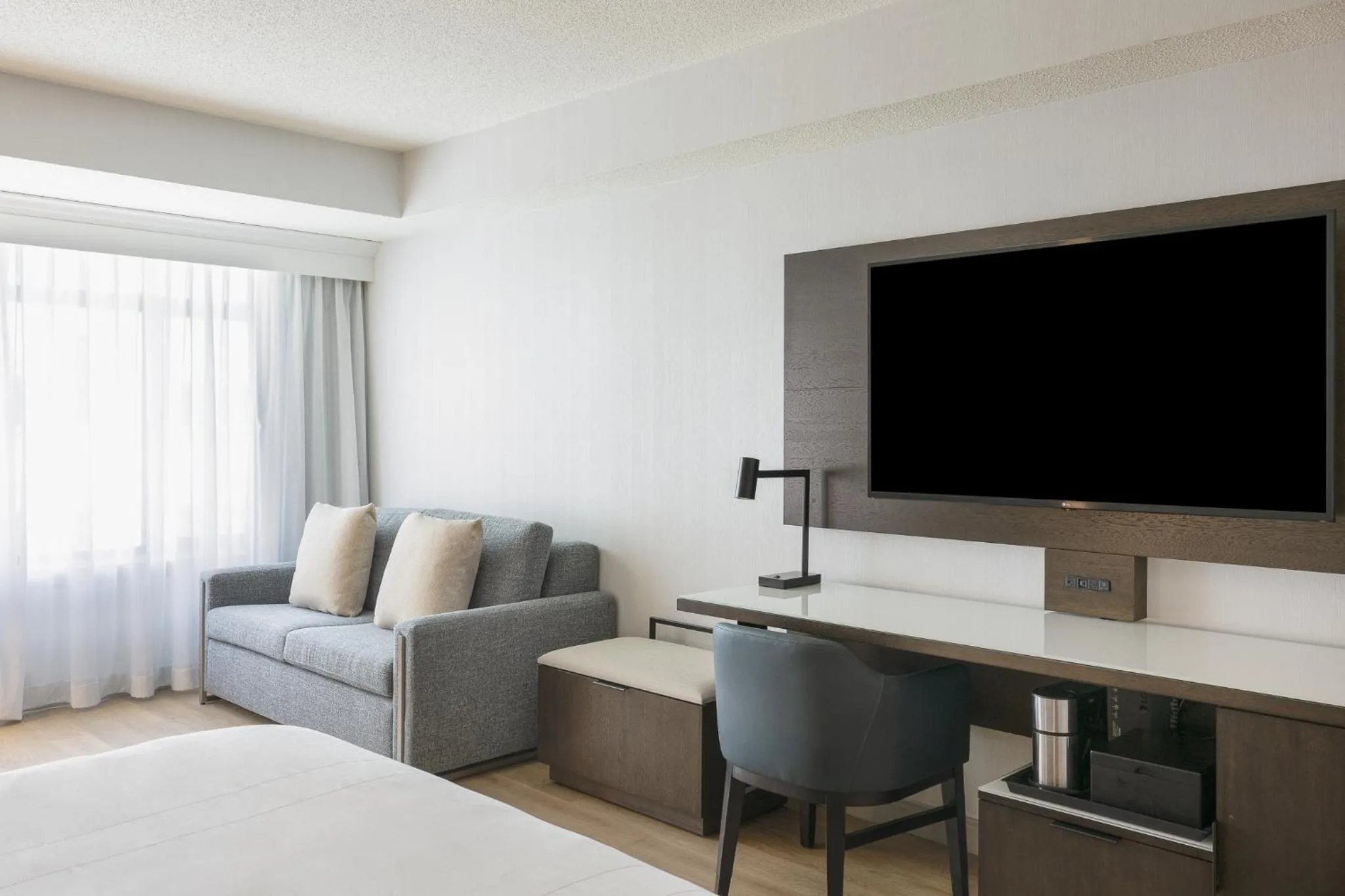 Seating area, Bed in Rochester Marriott Mayo Clinic Area