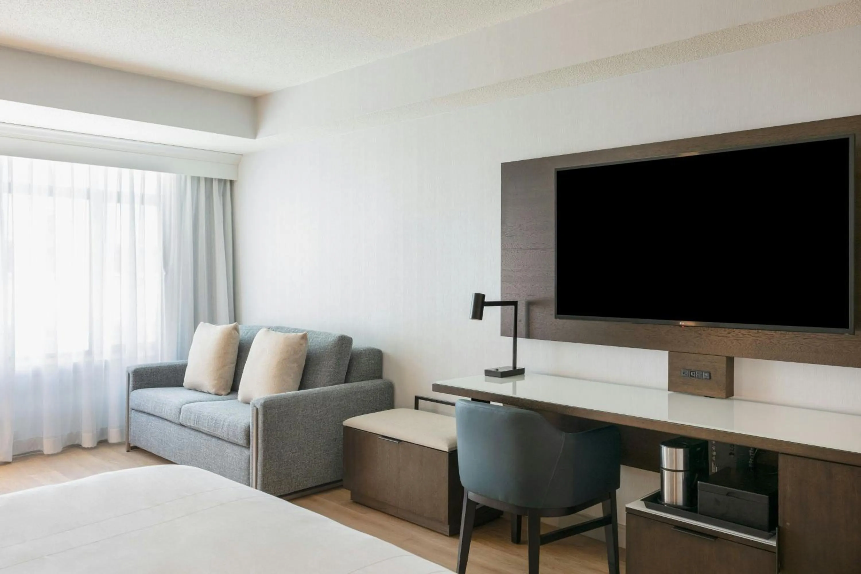 Photo of the whole room, Bed in Rochester Marriott Mayo Clinic Area