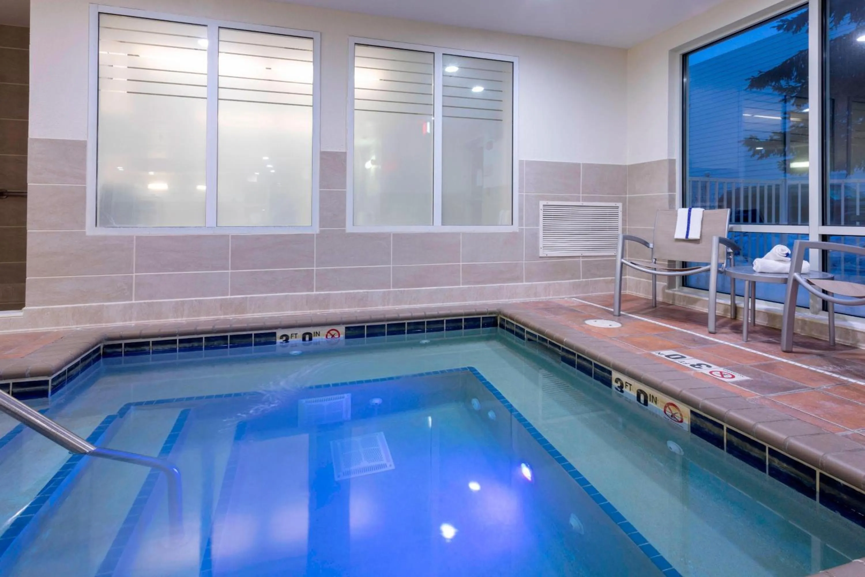 Swimming pool in SpringHill Suites Rochester Mayo Clinic Area / Saint Marys
