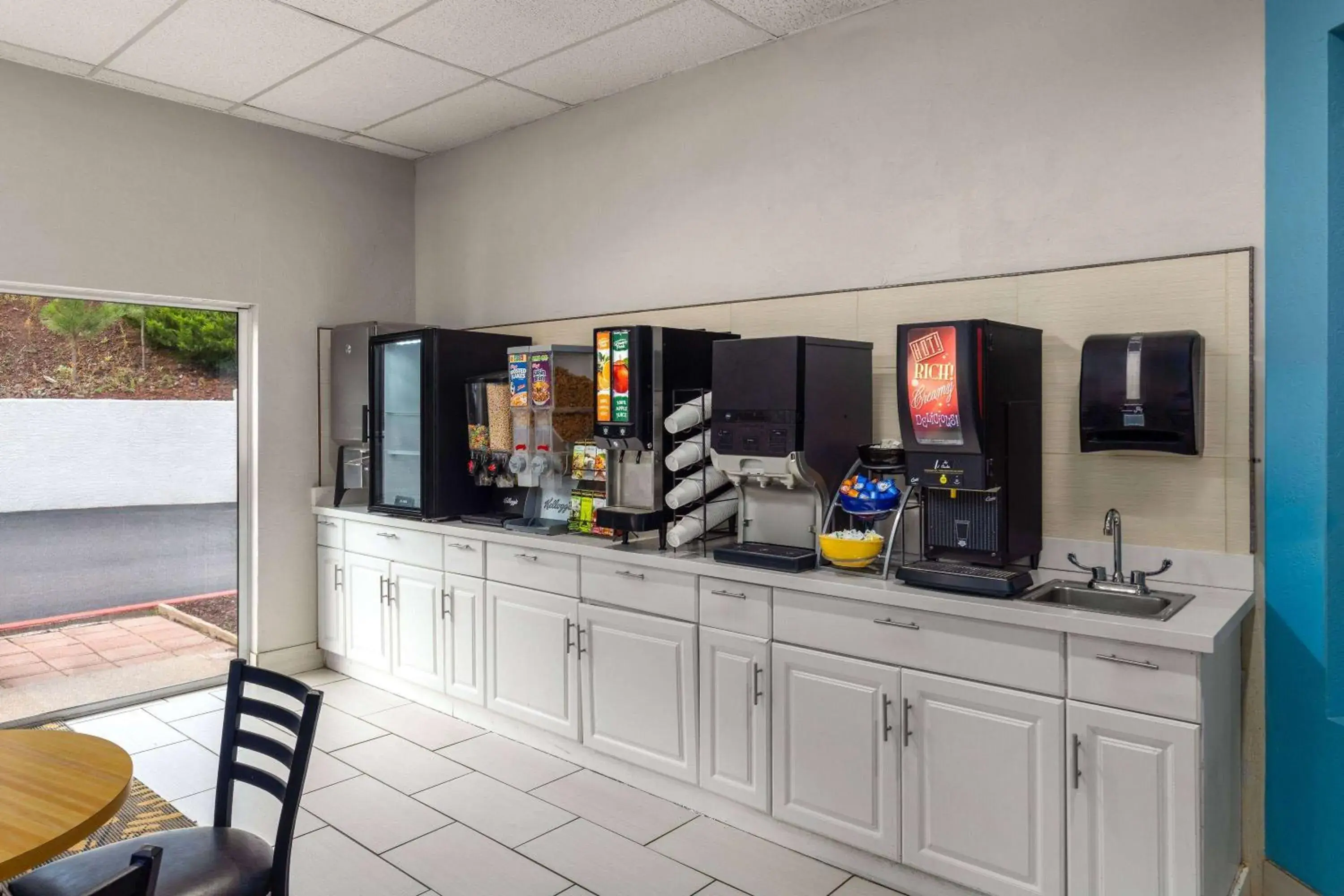 Breakfast in Days Inn by Wyndham Williams Breakfast in Days Inn by Wyndham Williams