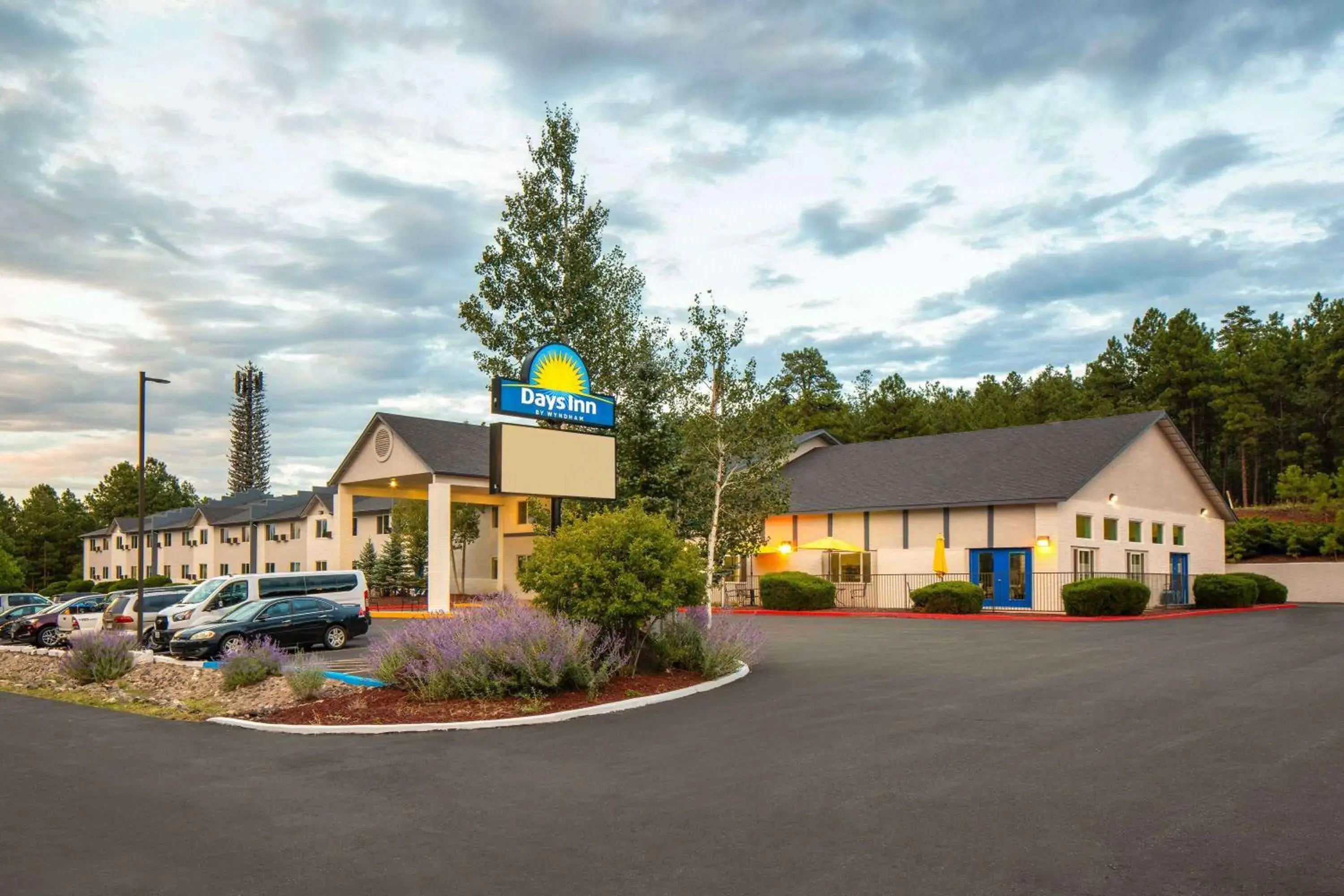 Property building in Days Inn by Wyndham Williams Property building in Days Inn by Wyndham Williams