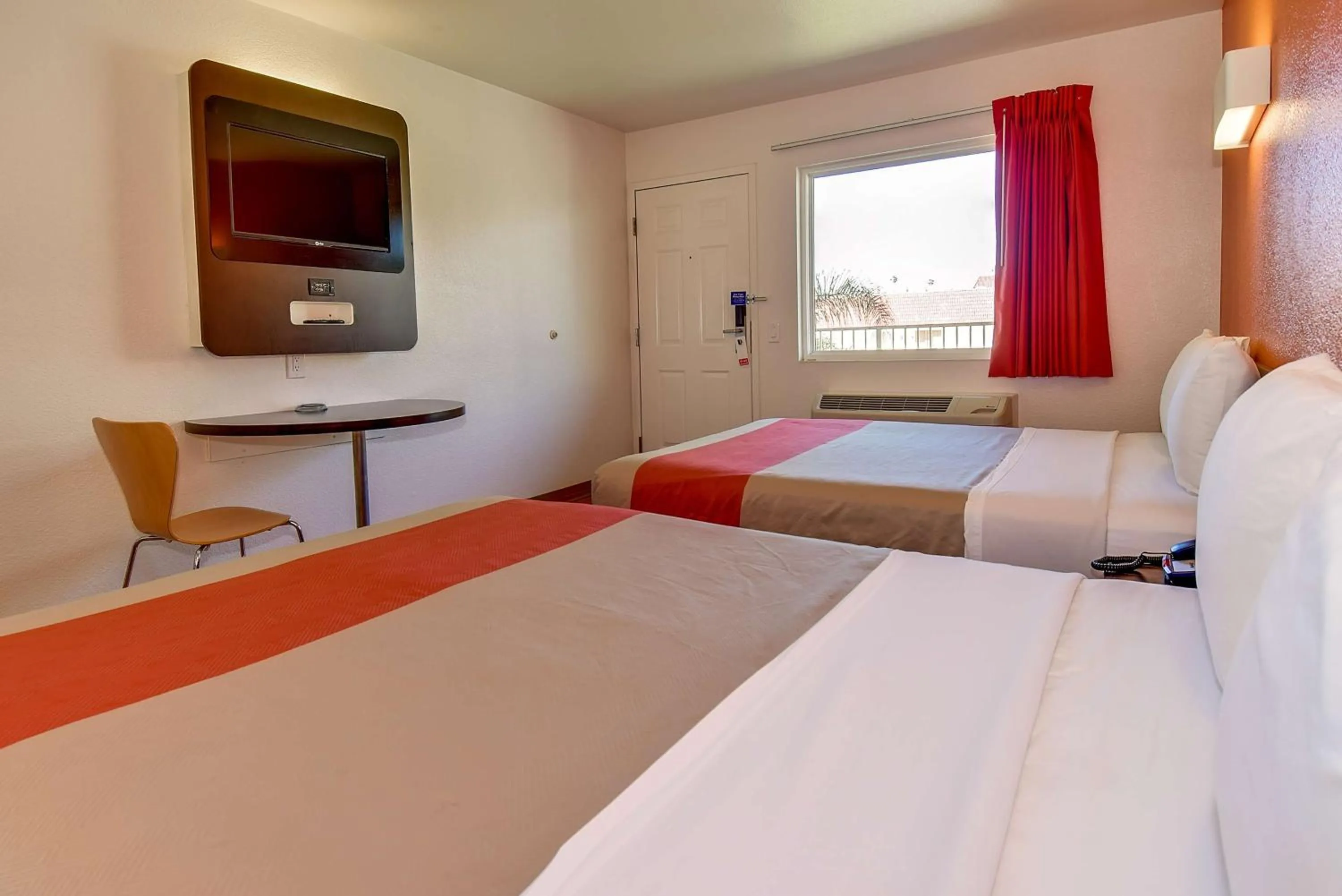 TV and multimedia, Bed in Motel 6-Riverside, CA - South