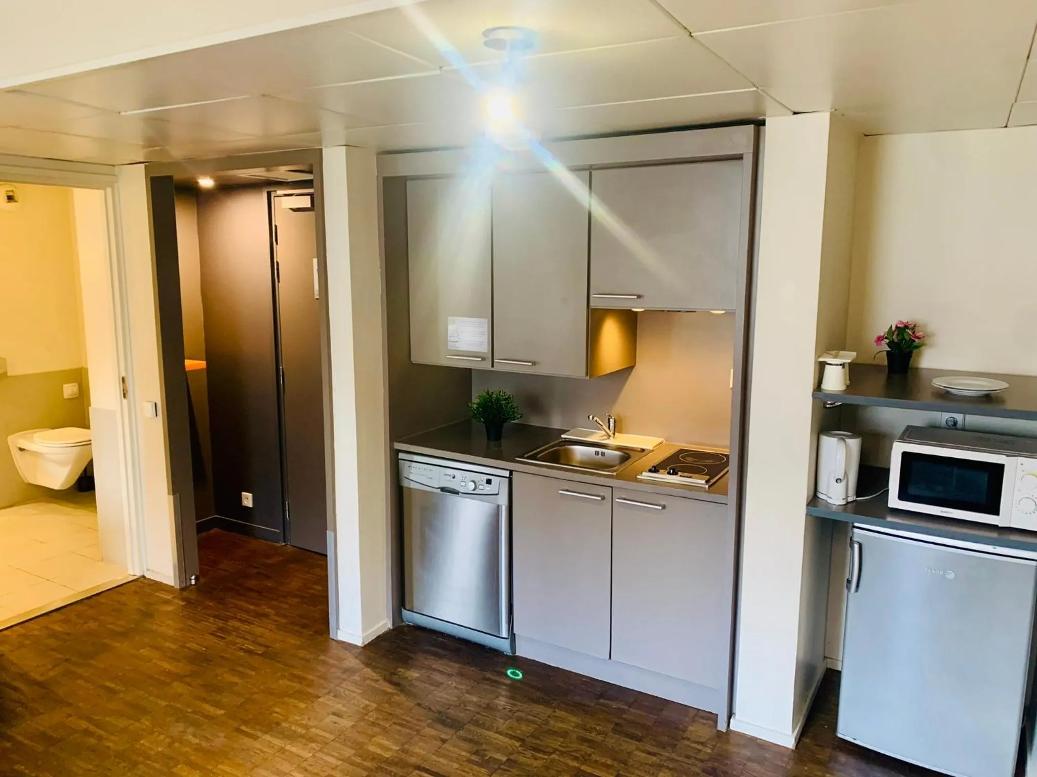 Kitchen or kitchenette in Standing Hotel Suites by Actisource