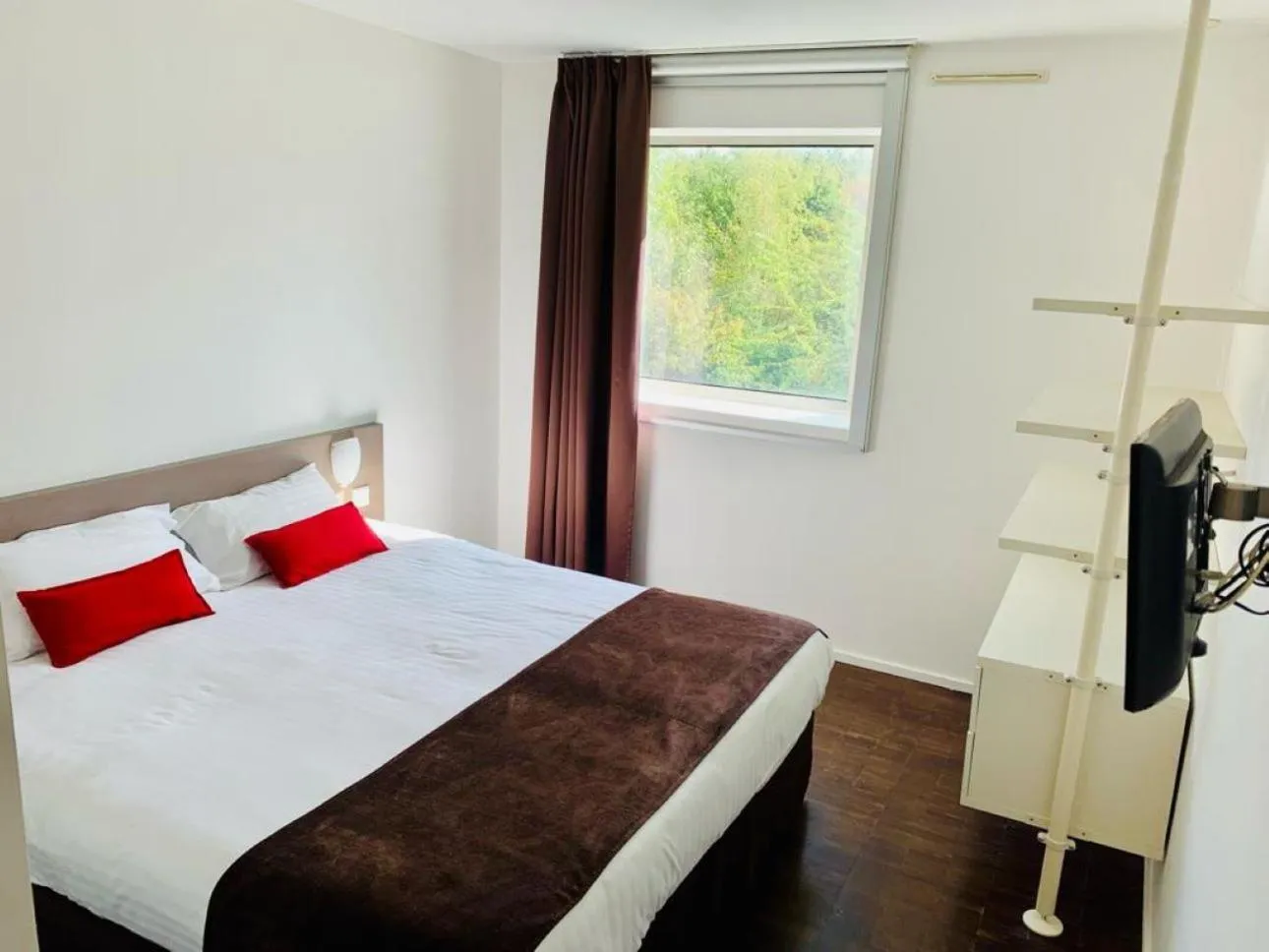 Photo of the whole room, Bed in Standing Hotel Suites by Actisource