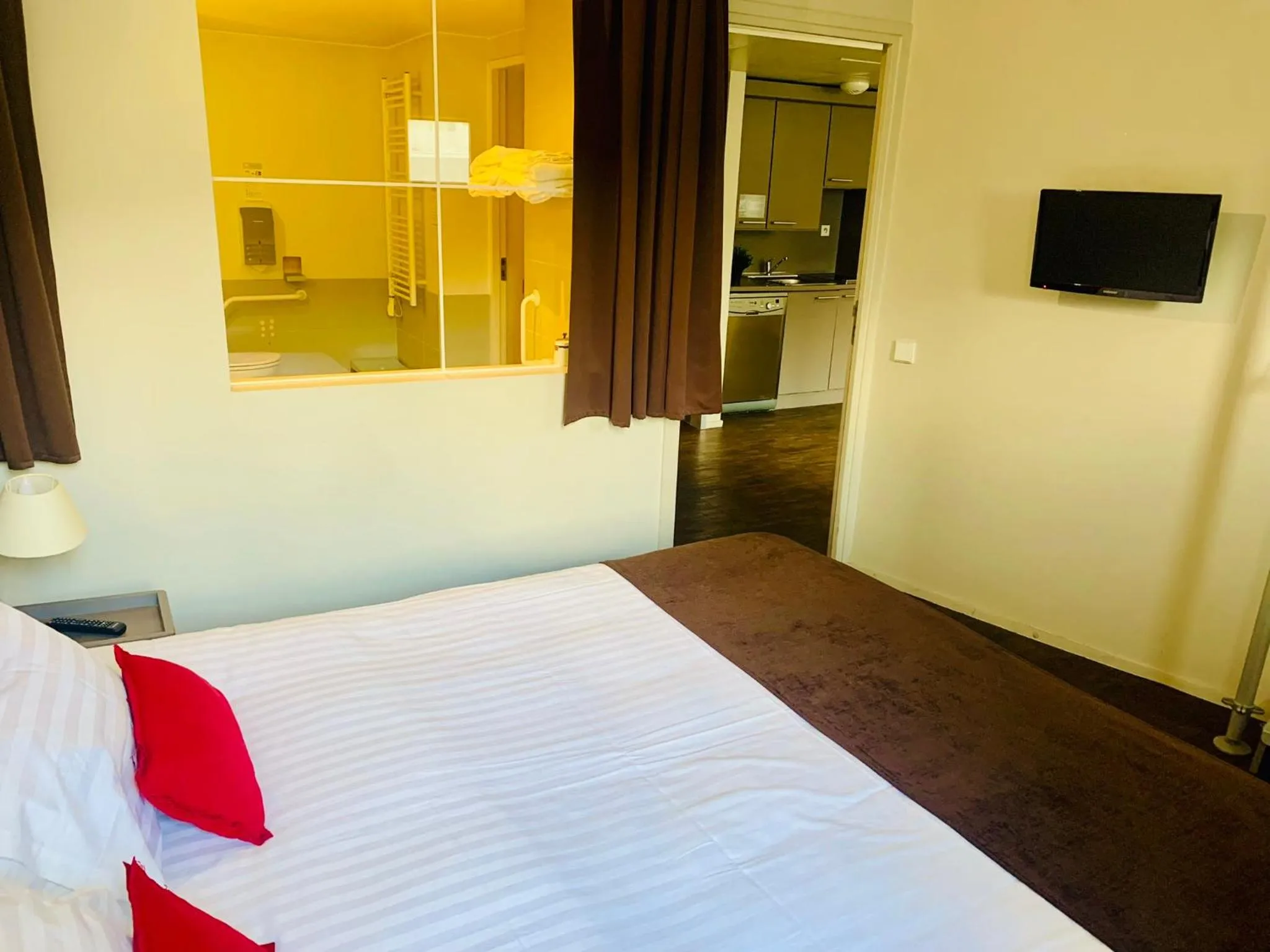 TV and multimedia, Bed in Standing Hotel Suites by Actisource