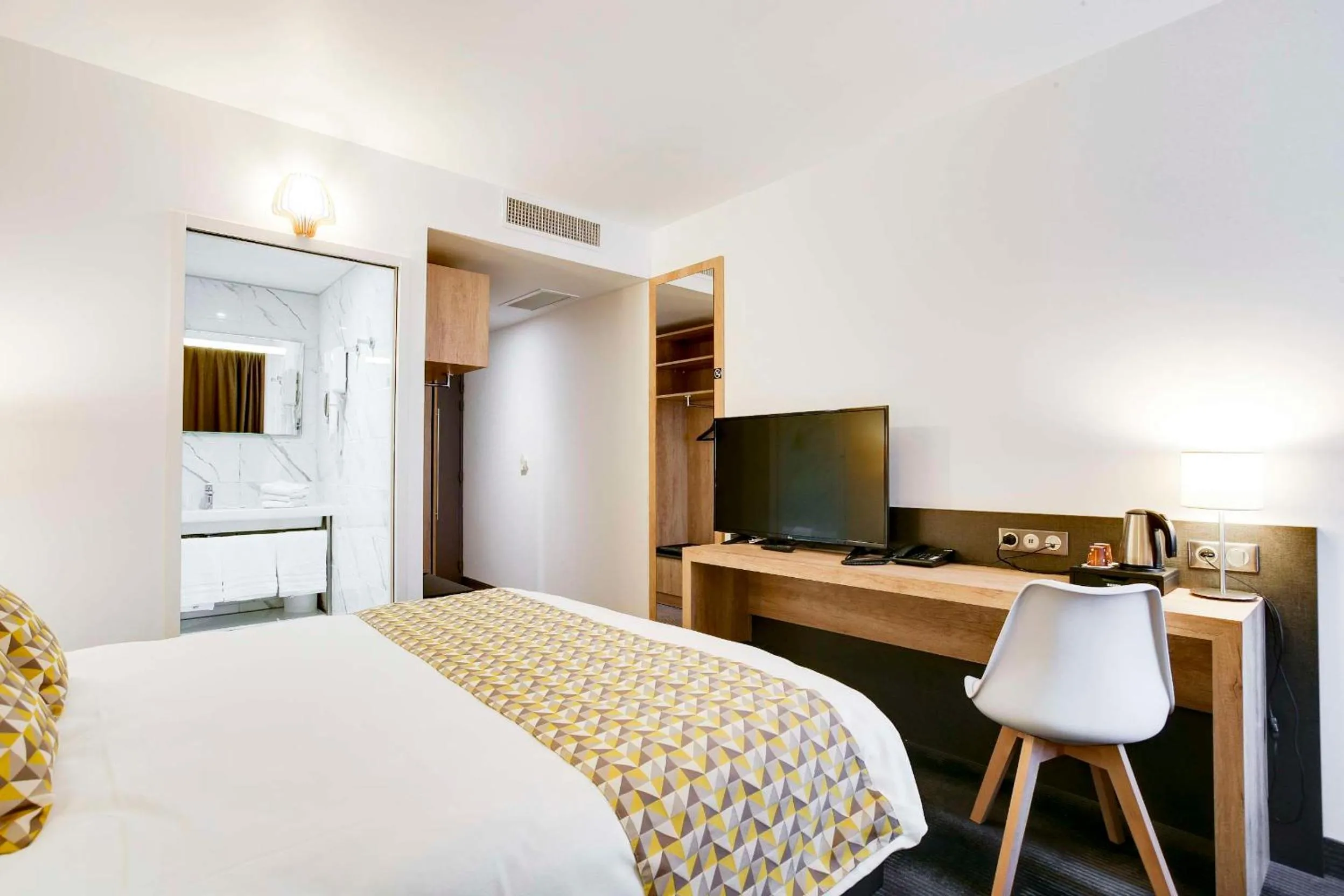 Bedroom, Bed in Brit Hotel Confort Loches