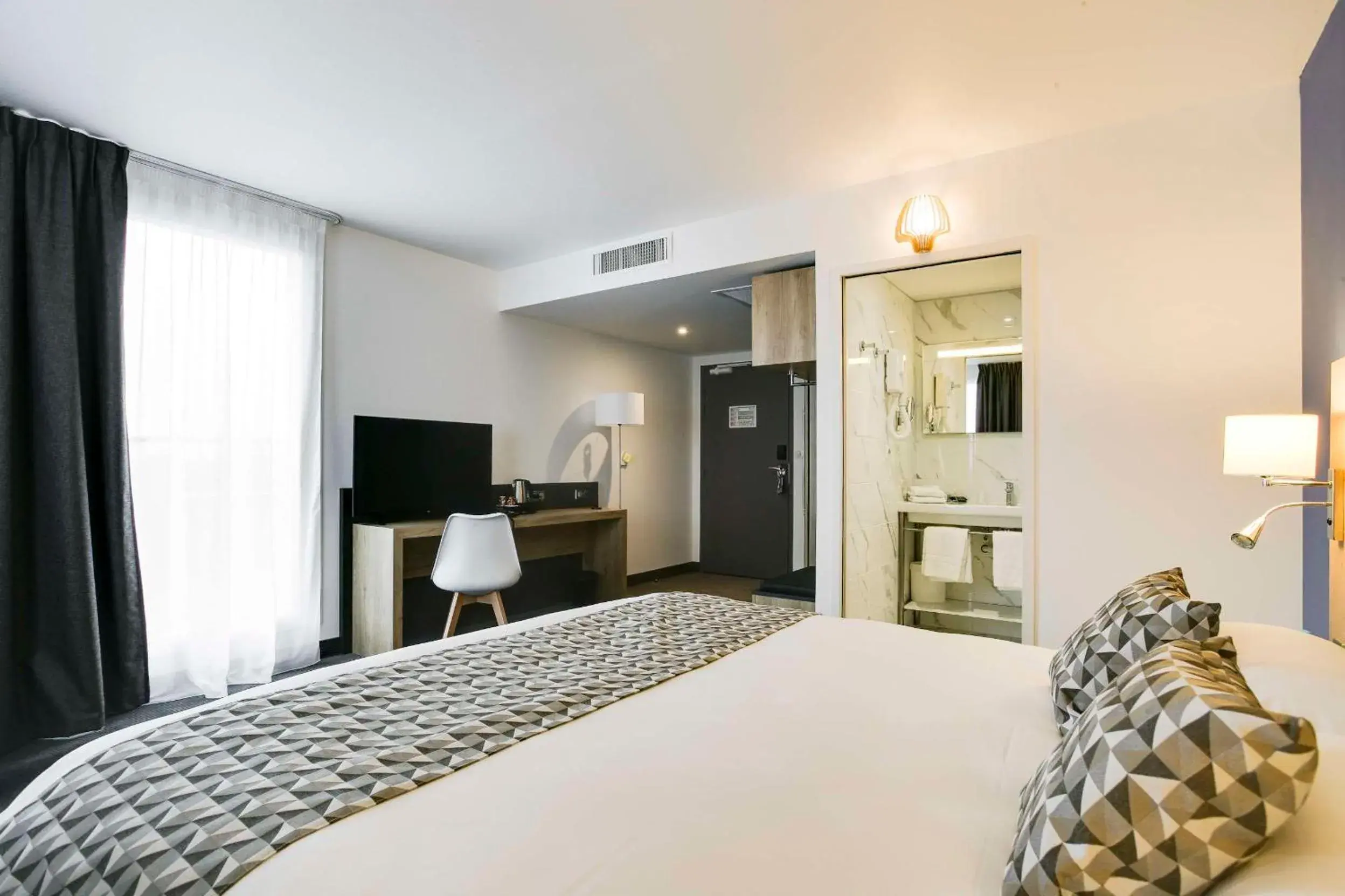 Bedroom, Bed in Brit Hotel Confort Loches Bedroom, Bed in Brit Hotel Confort Loches