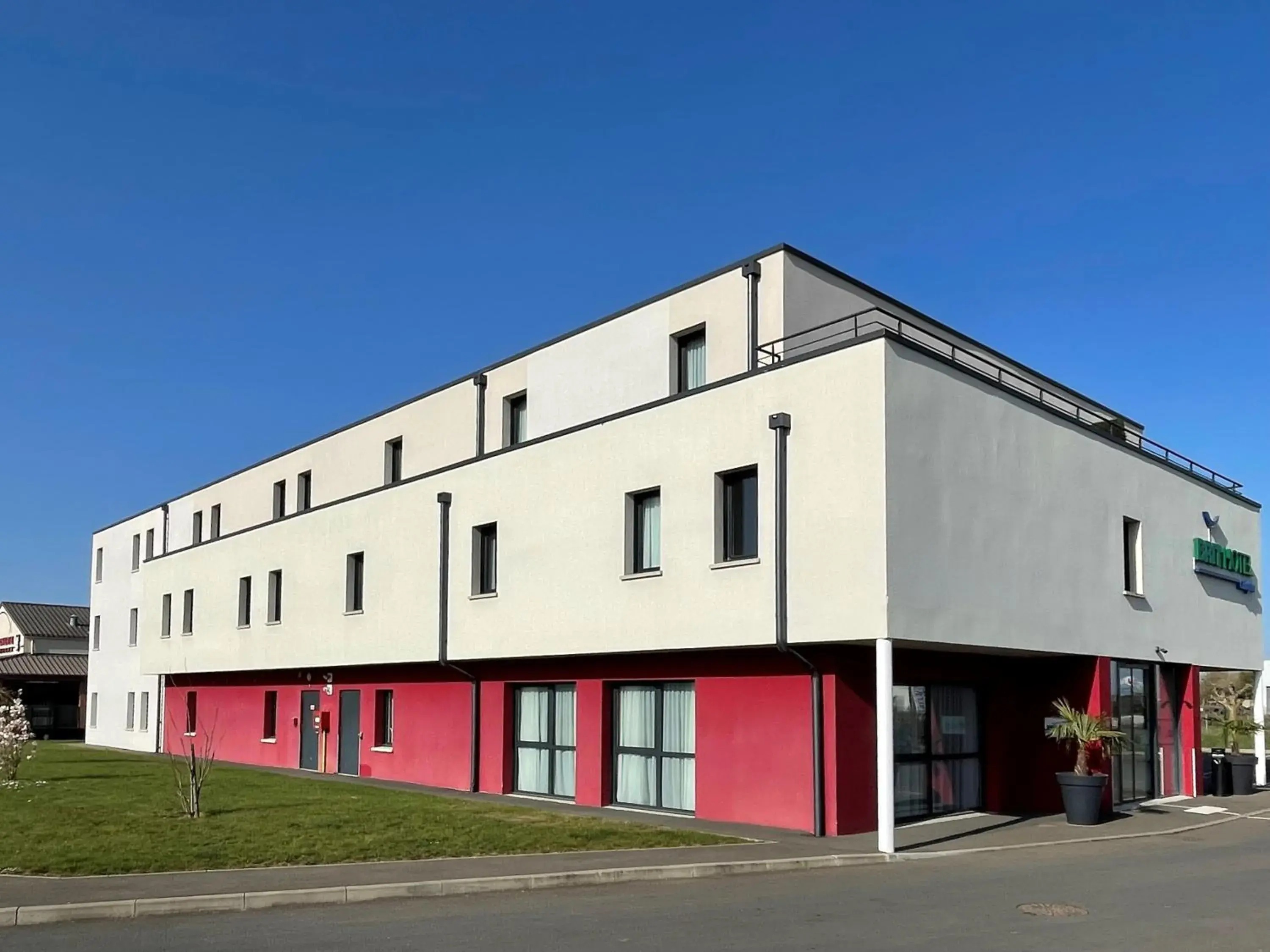 Property building in Brit Hotel Confort Loches Property building in Brit Hotel Confort Loches