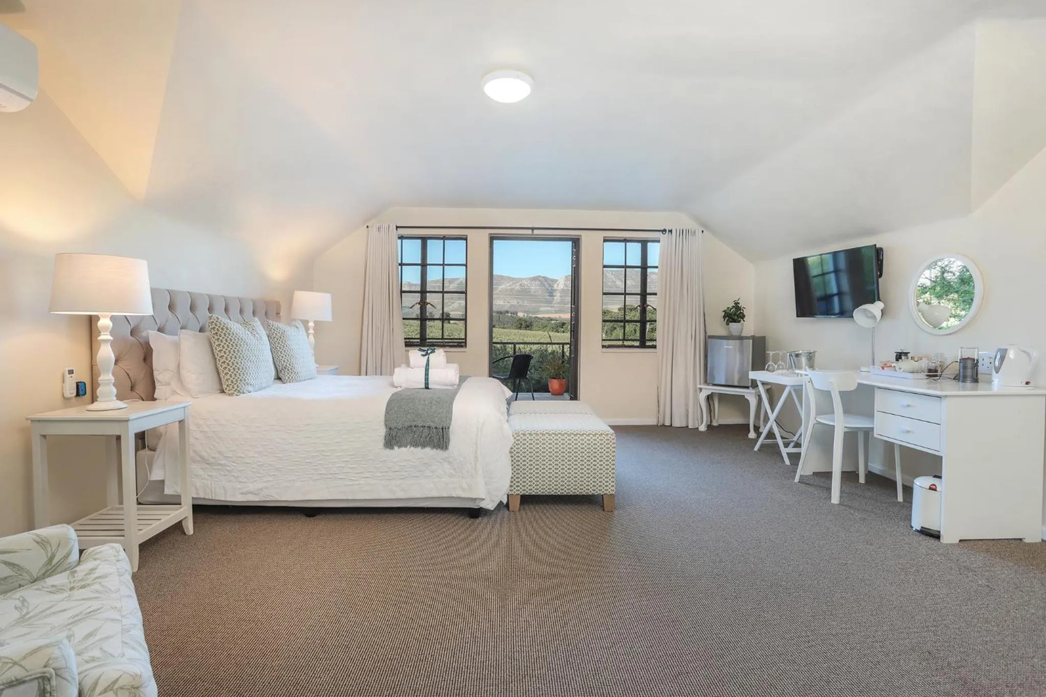 Photo of the whole room, Bed in Elgin Country Lodge