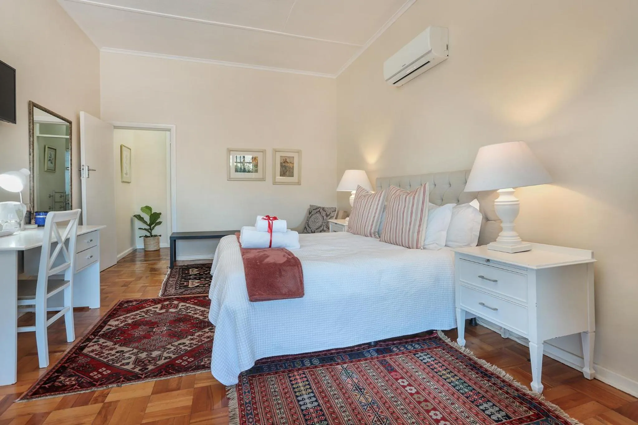 Photo of the whole room, Bed in Elgin Country Lodge