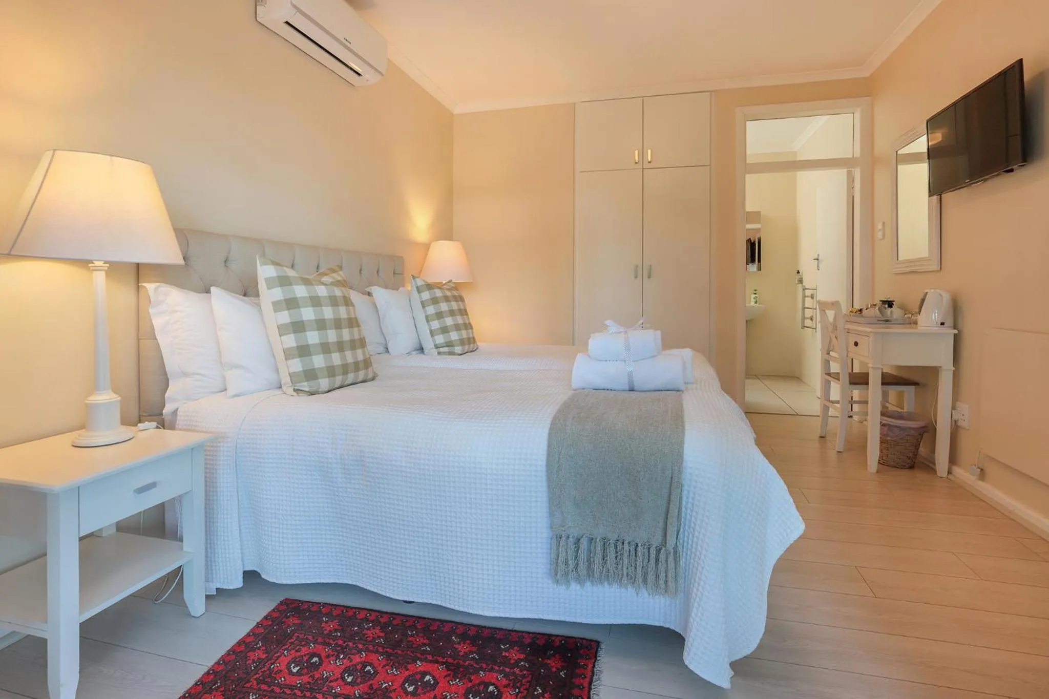 Photo of the whole room, Bed in Elgin Country Lodge