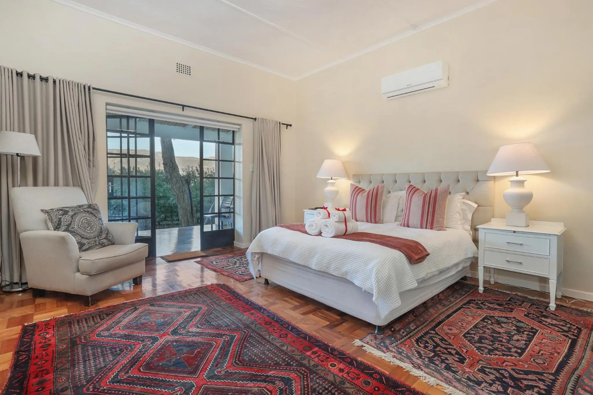 Photo of the whole room, Bed in Elgin Country Lodge