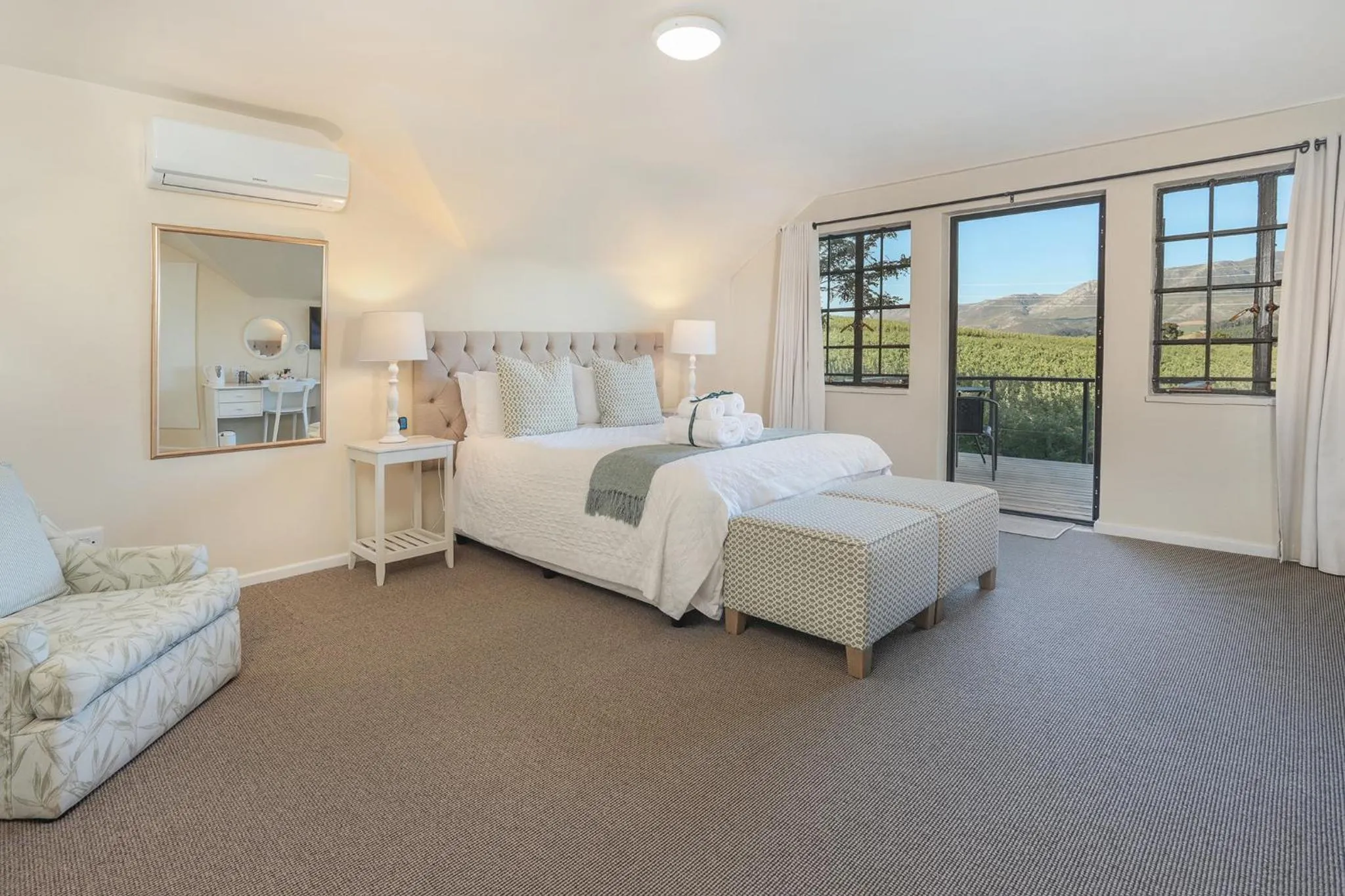 Photo of the whole room, Bed in Elgin Country Lodge