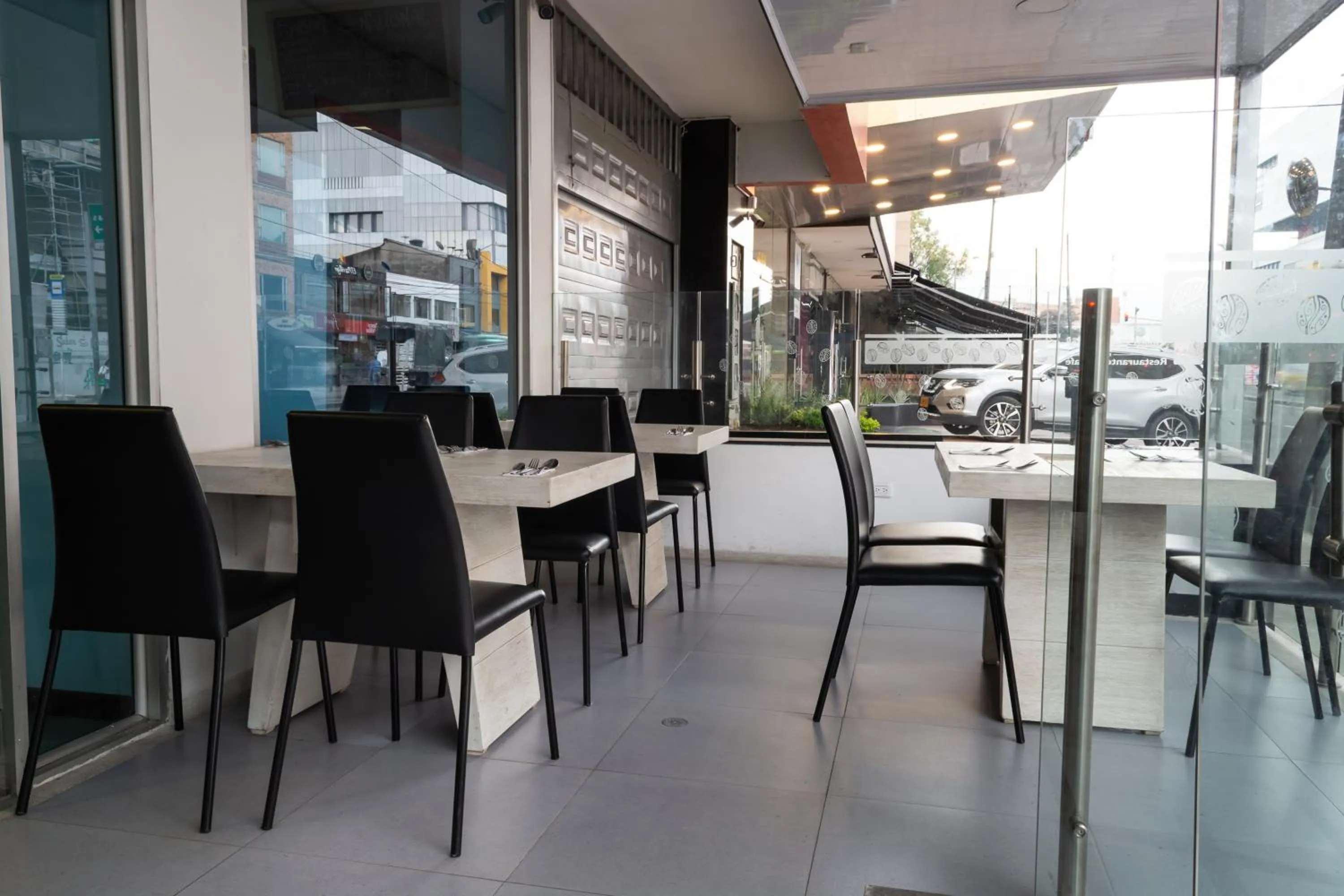 Restaurant/places to eat in Hotel Risot