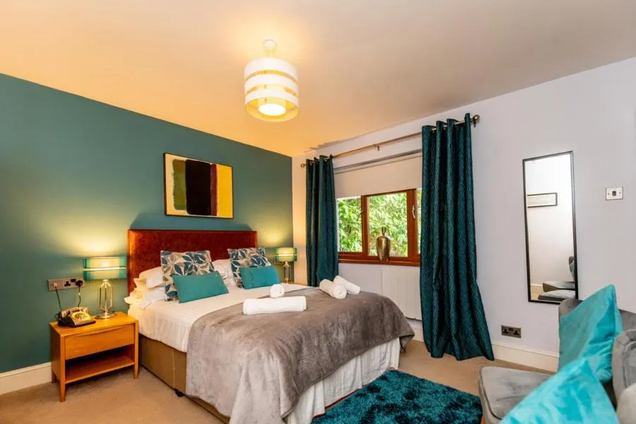 Photo of the whole room, Bed in The Gower Hotel