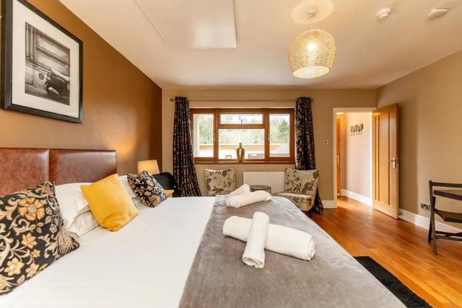 Photo of the whole room, Bed in The Gower Hotel