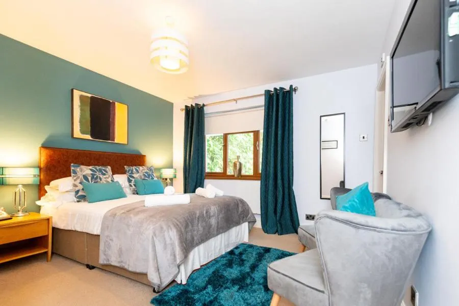 Photo of the whole room, Bed in The Gower Hotel