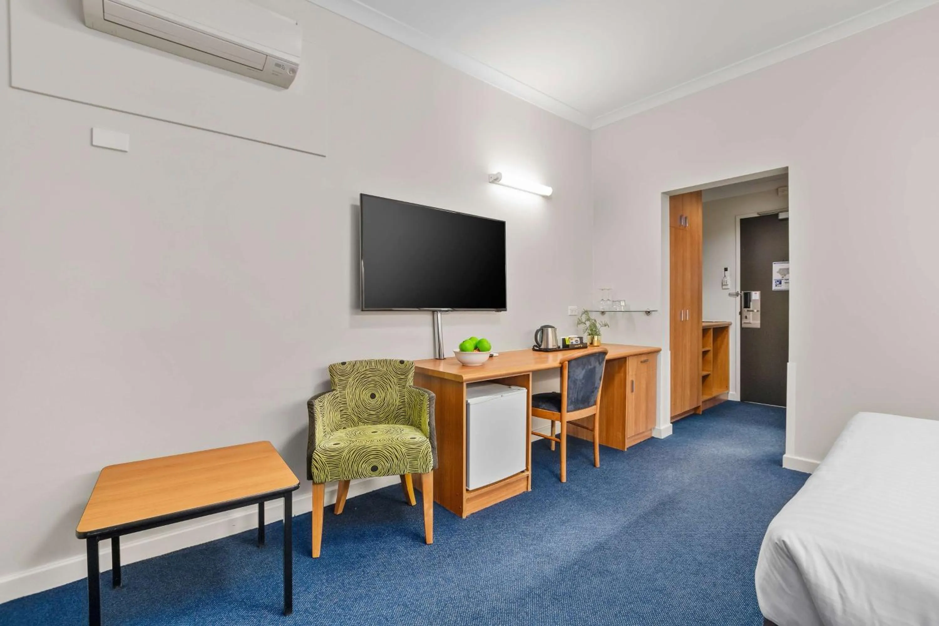 TV and multimedia, Bed in Metro Hotel Perth City