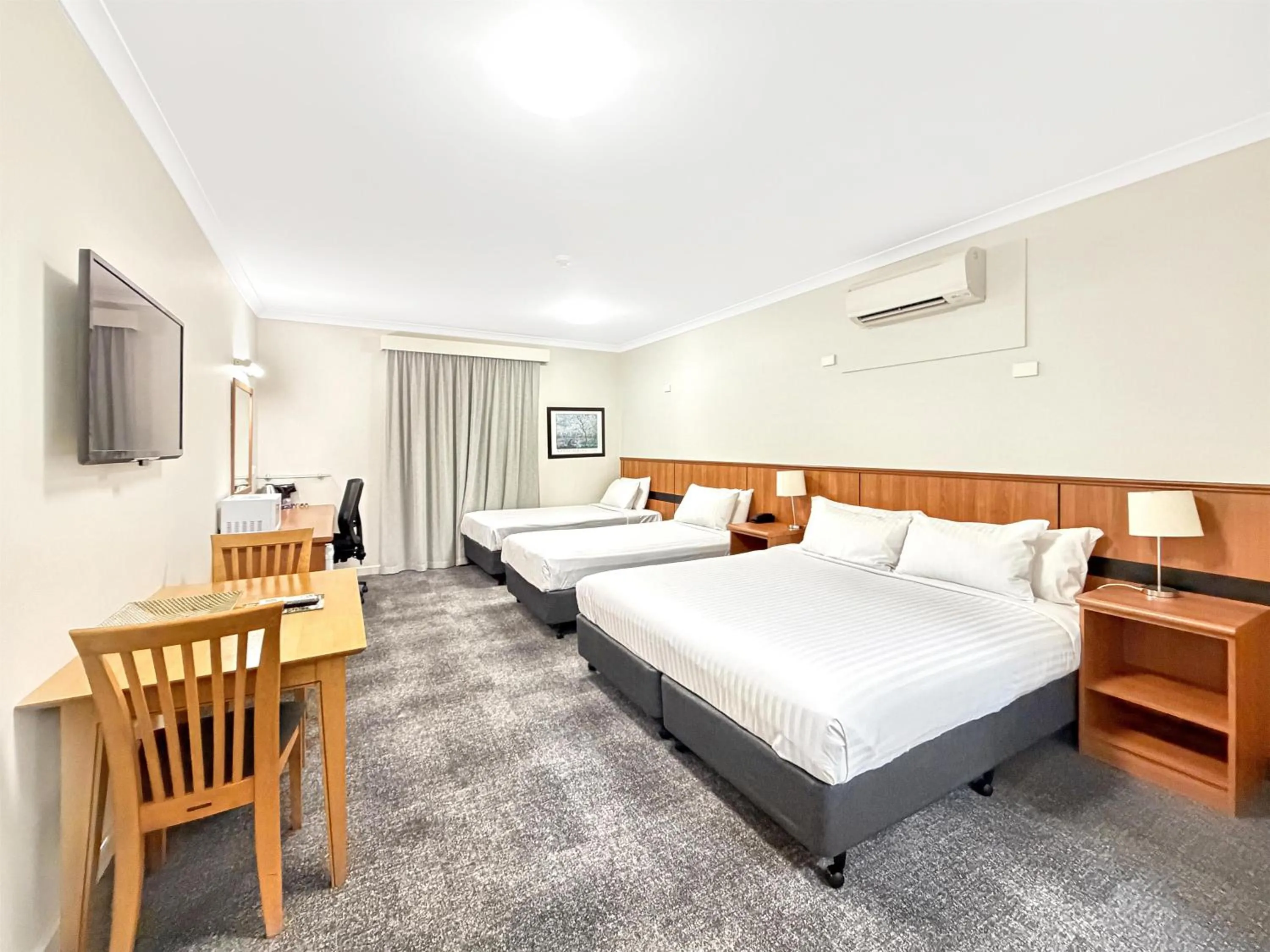 Bedroom, Bed in Metro Hotel Perth City