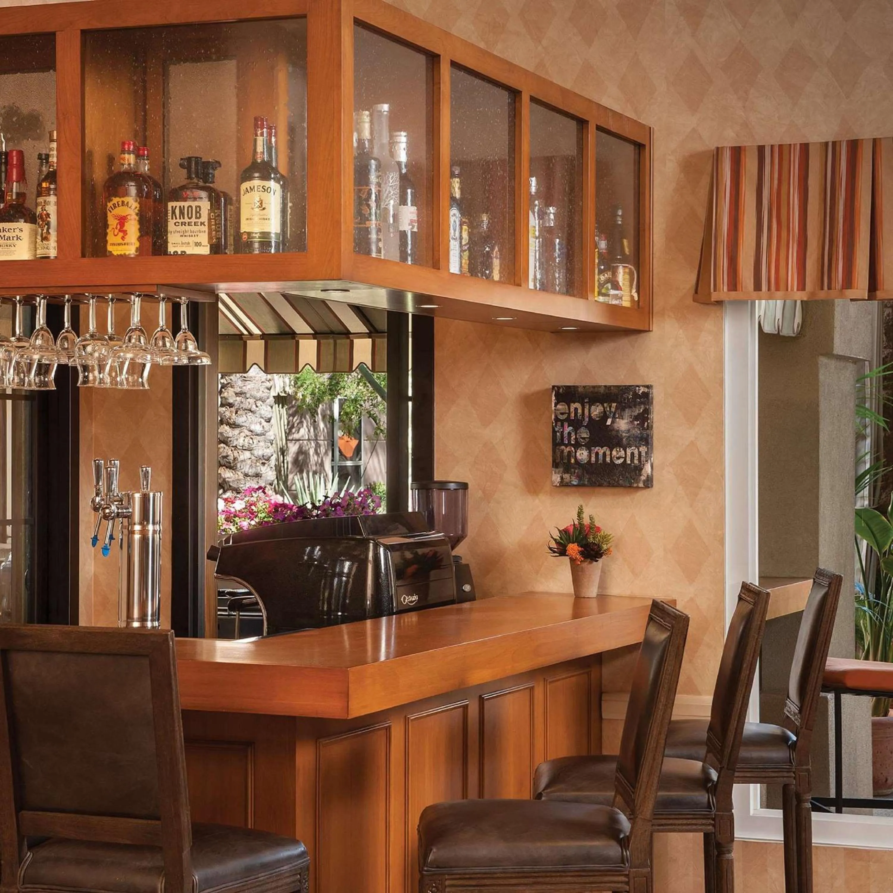 Lounge or bar in Sonesta Suites Scottsdale Gainey Ranch