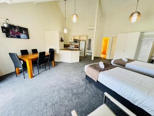 Living room, Bed in Chelmswood Motel Taupo