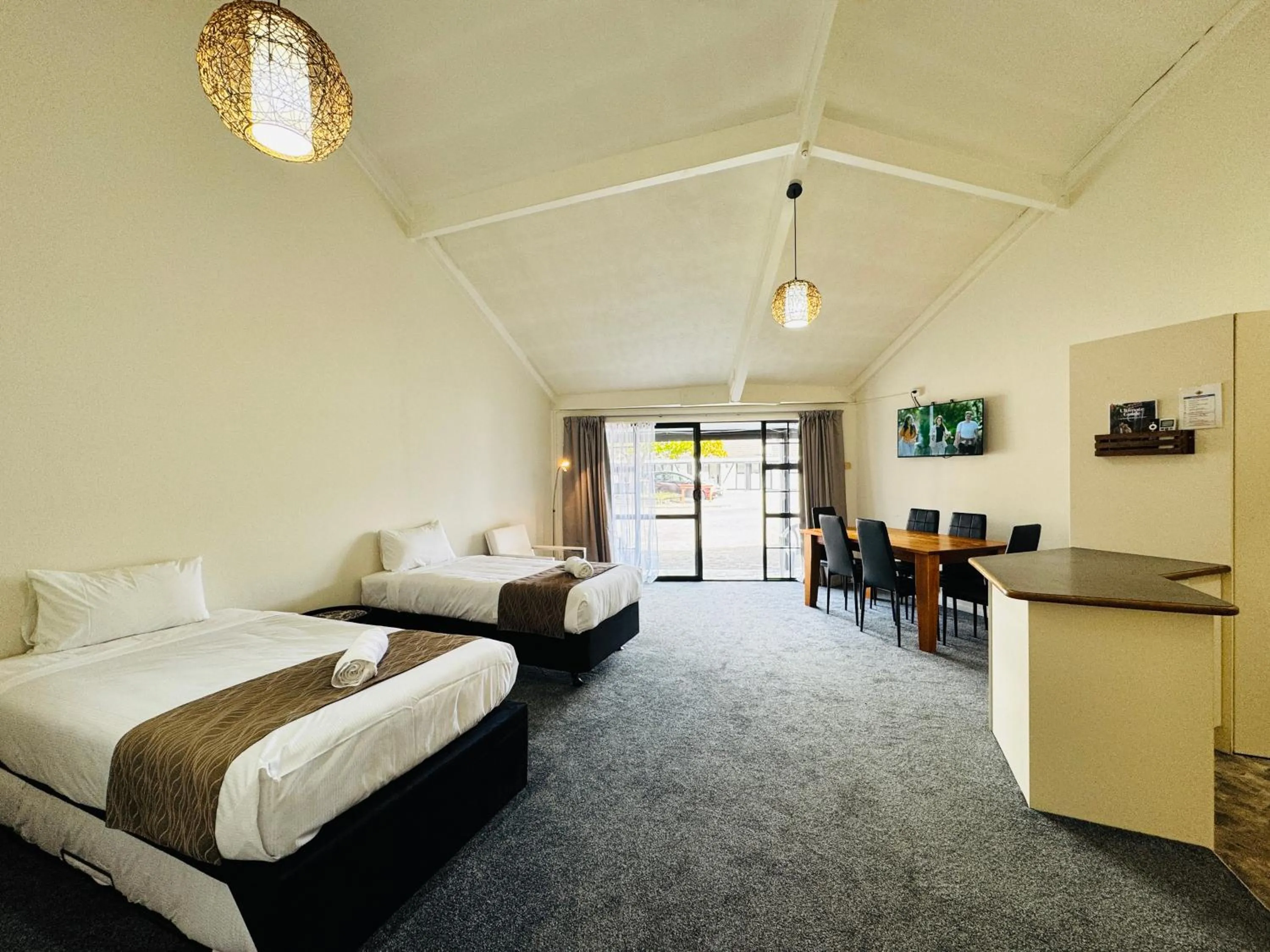 Inner courtyard view, Bed in Chelmswood Motel Taupo