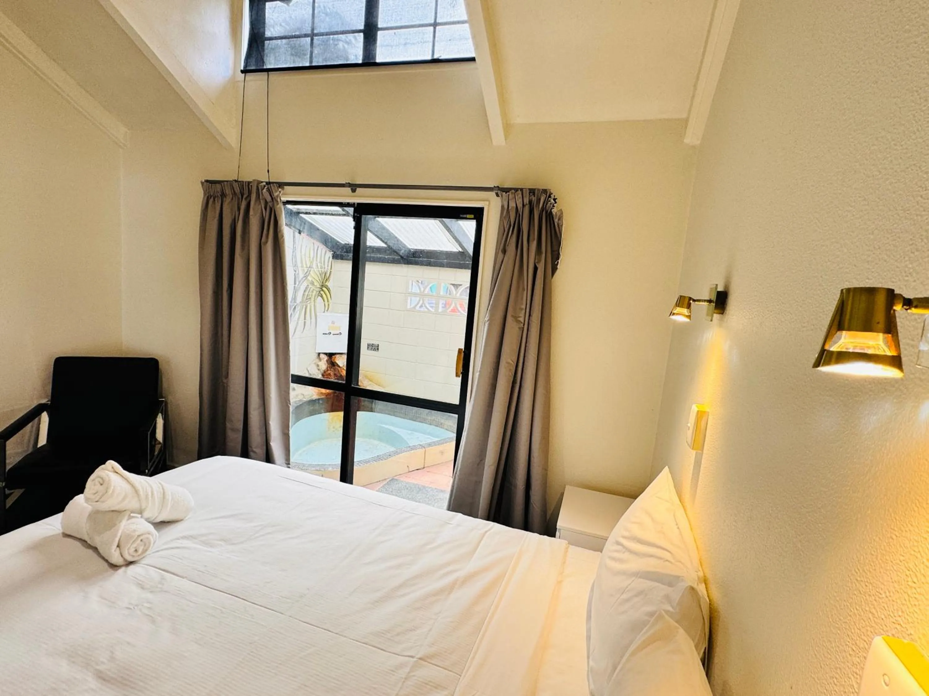 Bedroom, Bed in Chelmswood Motel Taupo